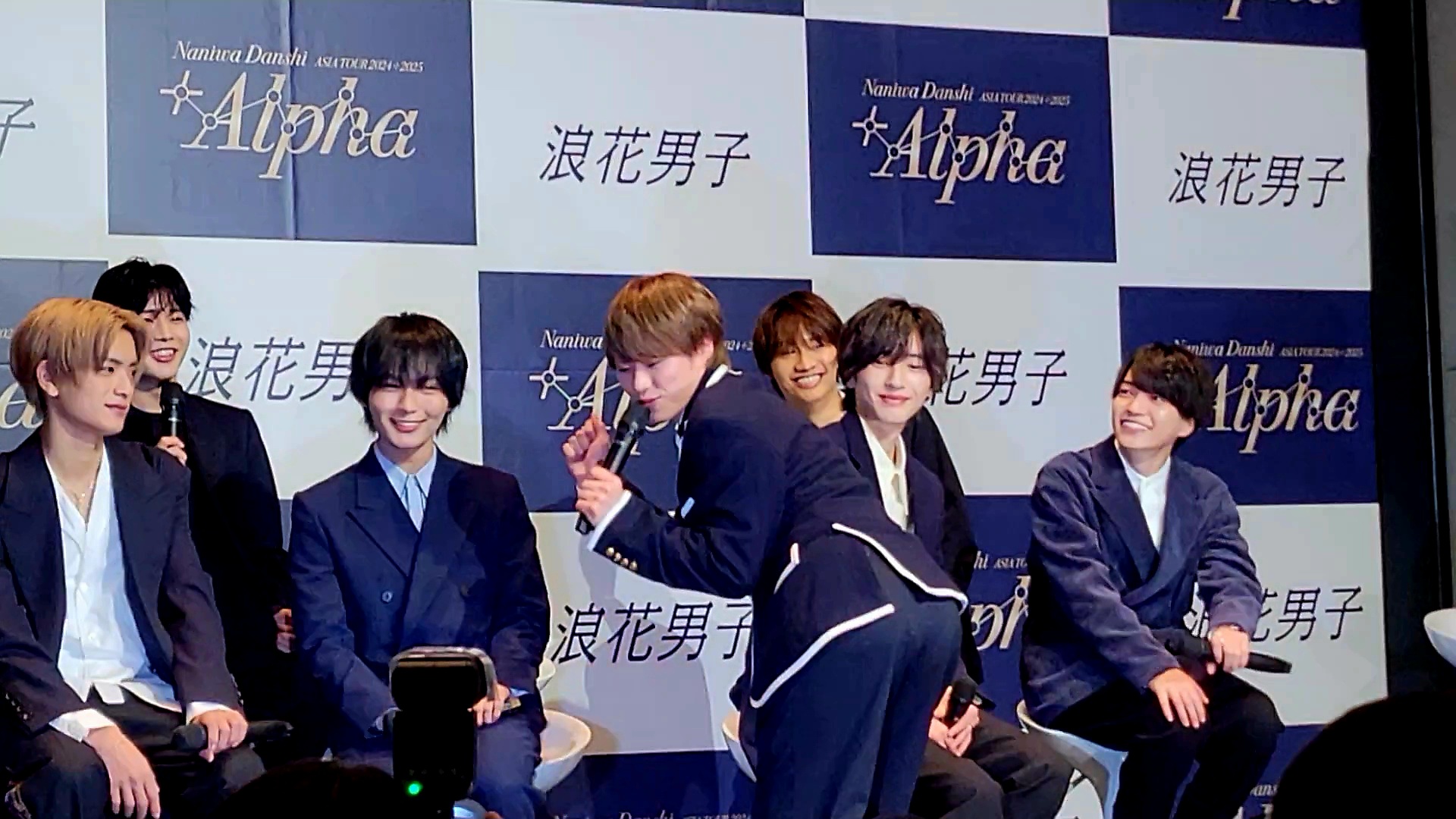 大橋和也（中）大秀中文個人技扭屁股，卻一直忘記自己名字的中文怎麼講。