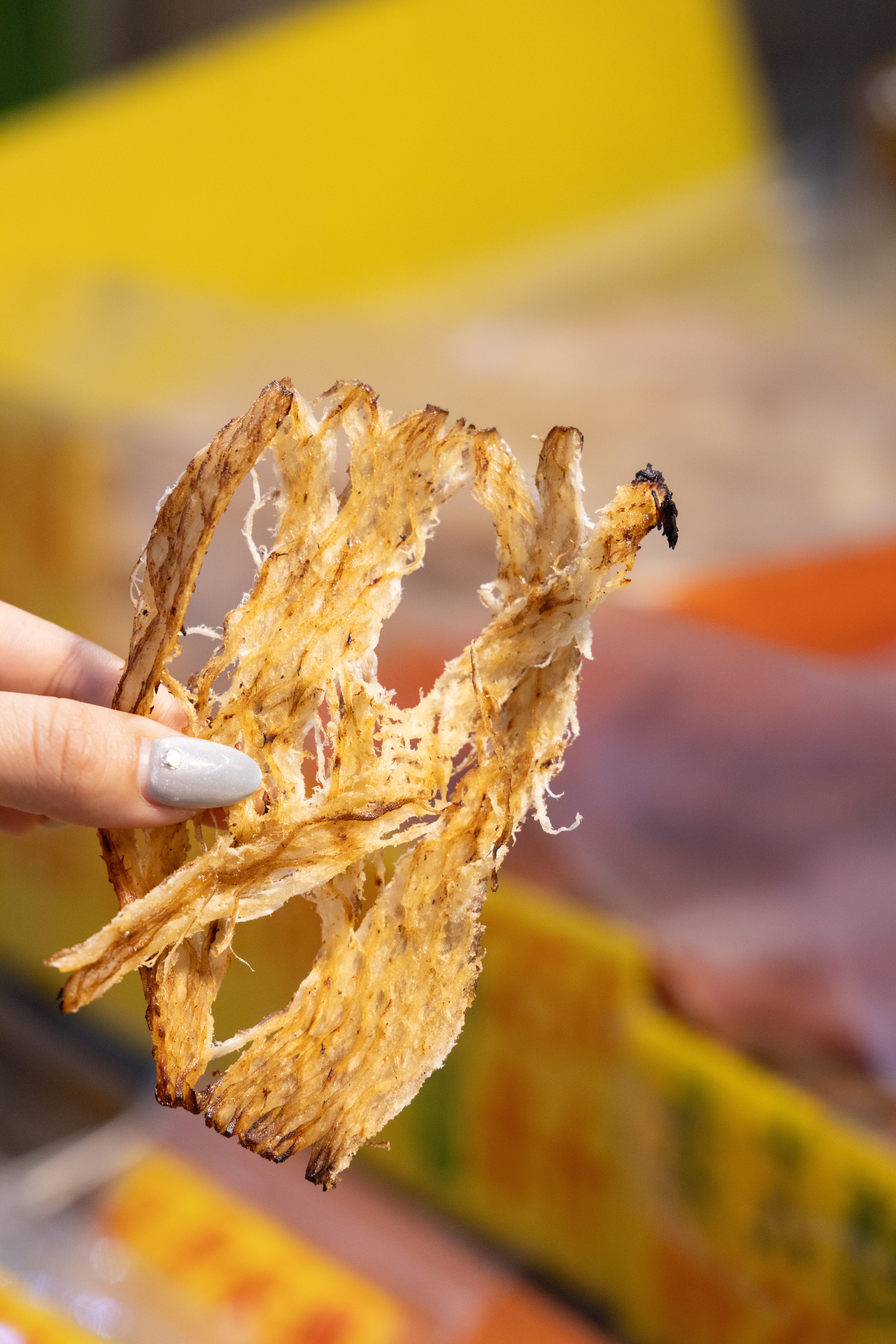 每日手工現烤的「古早味手烤魷魚」,外層裹上薄薄焦糖,鹹甜耐嚼,吃完不會卡牙縫。(200元/包)