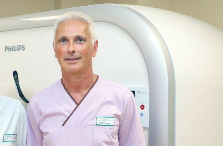 放射科主任米基萊蒂涉嫌性侵與性騷擾多名女醫護，遭逮捕並被醫療局火速解雇。（翻攝畫面）