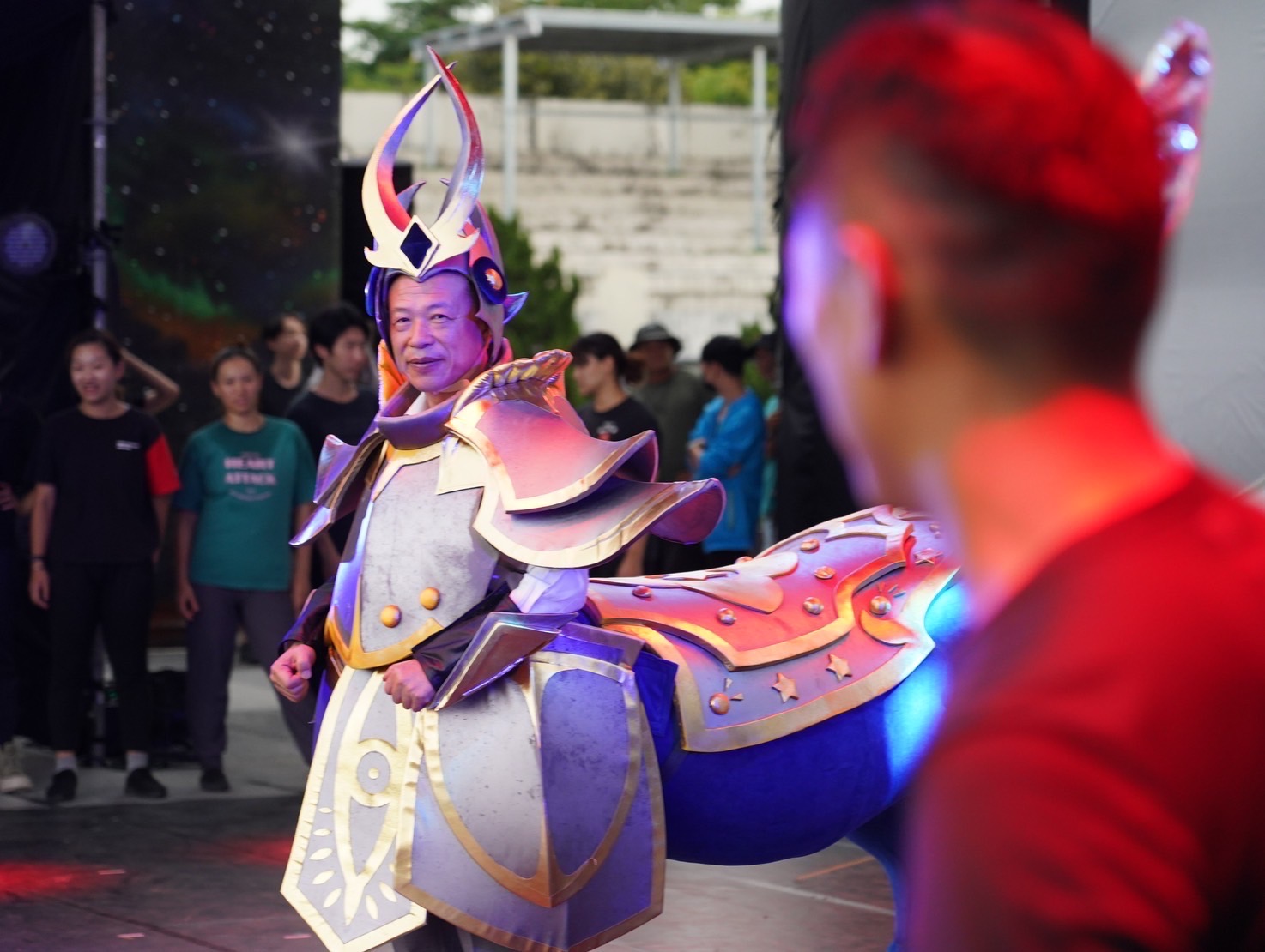 嘉義縣長翁章梁（右）探班庄頭劇場紙風車彩排，戲癮上身換上「半人馬天神」加戲服親自體驗演戲。（紙風車劇團提供）