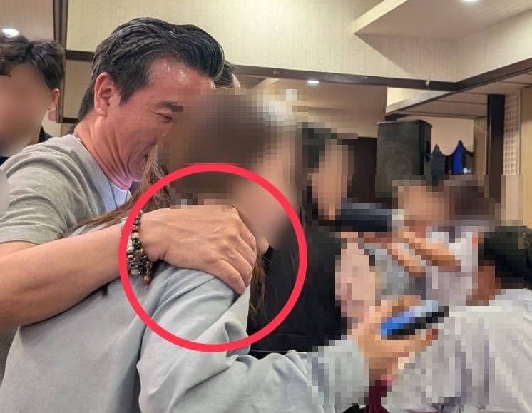 呂男涉嫌在公開活動性騷黃世杰的隨行助理，遭報案後被約談，訊後諭知20萬元交保。（翻攝自黃瓊慧臉書）