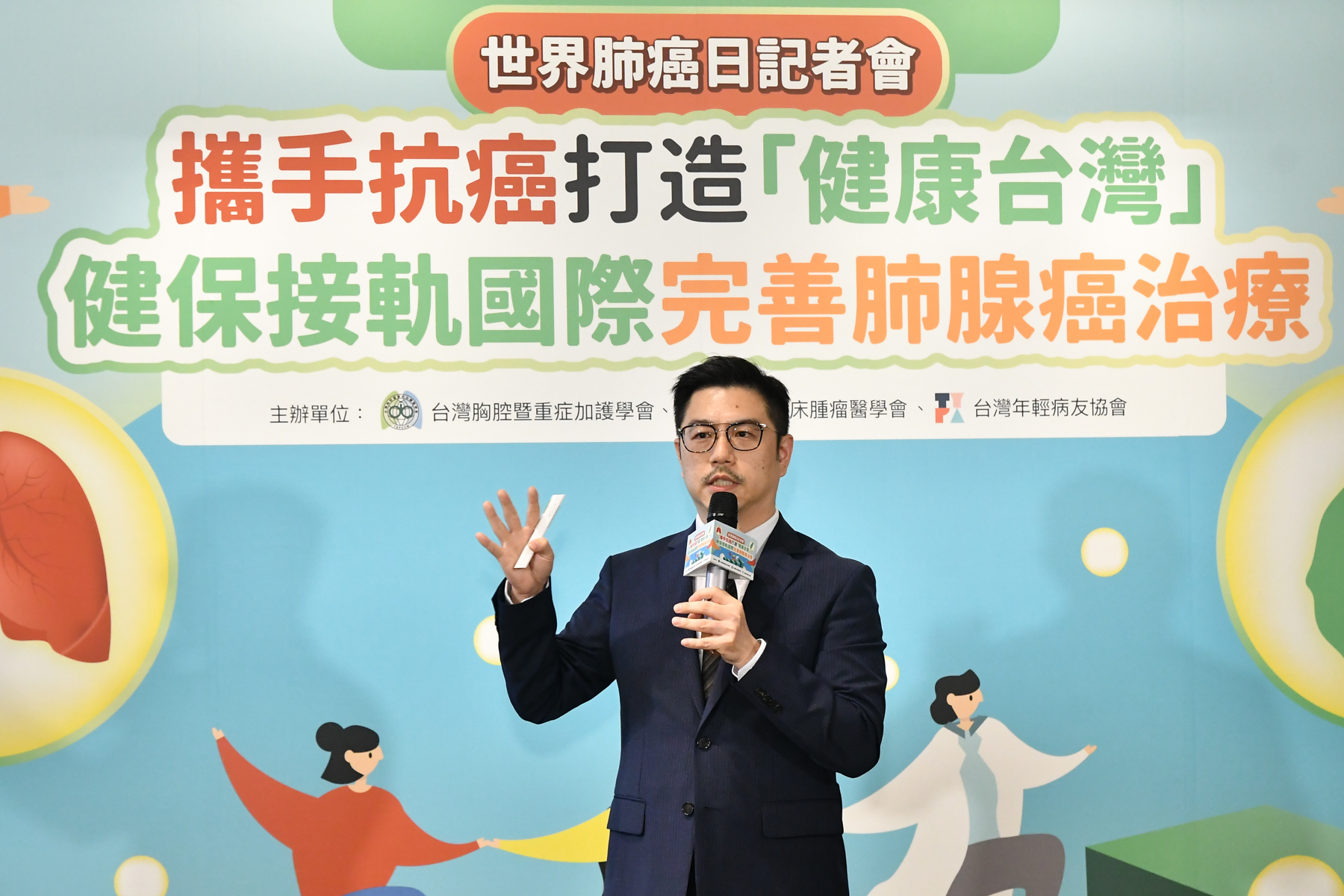 新光醫院胸腔內科徐培菘醫師指出，臨床常見患者因自費壓力而考慮中斷成效佳的治療，盼政府能盡快改善癌友們的困境。
