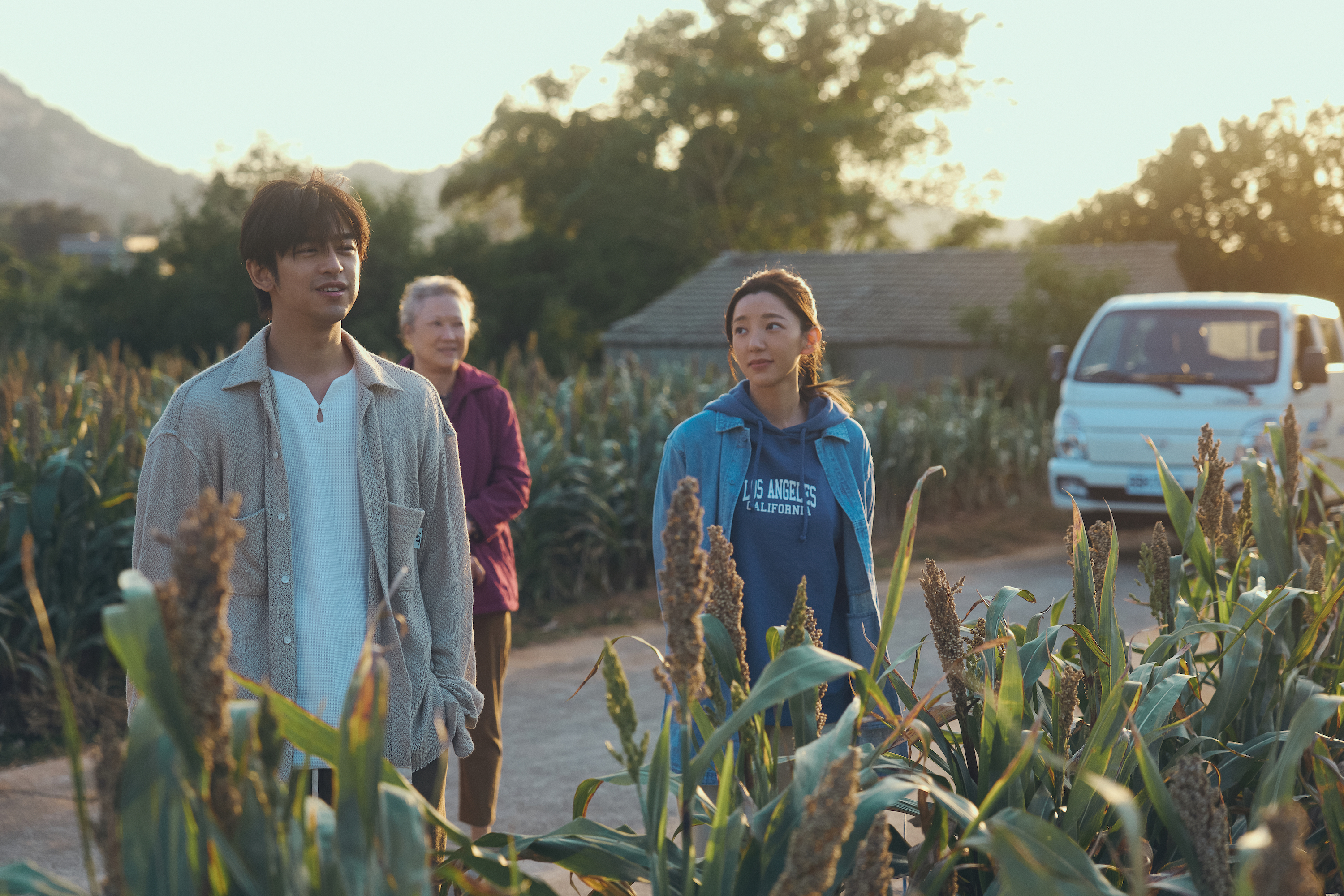 《不如海邊吹吹風》陳柏霖（左）和郭雪芙（右）逐漸了解彼此，奶奶洪慧芳（中）與兩人一同出門散心。（大川大立提供）