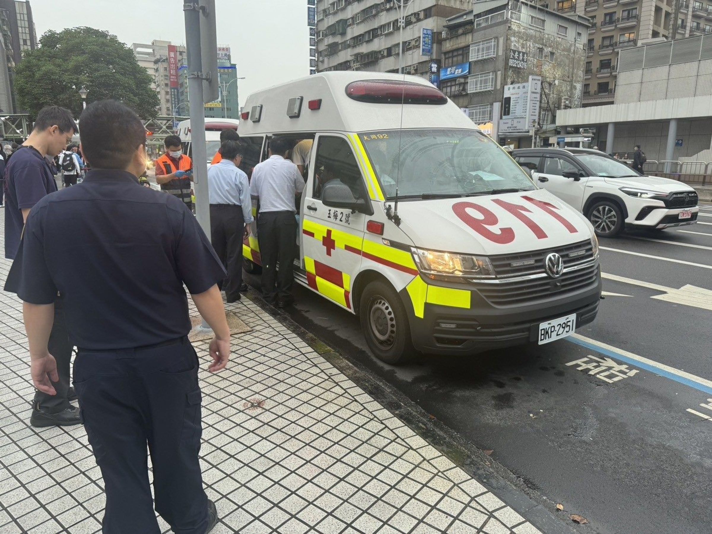 北捷民權西路站25日發生男子不明原因自行翻越月台門跳入軌道,該名旅客意識清楚、腳部受傷,已由救護車送往馬偕醫院。(北捷提供)