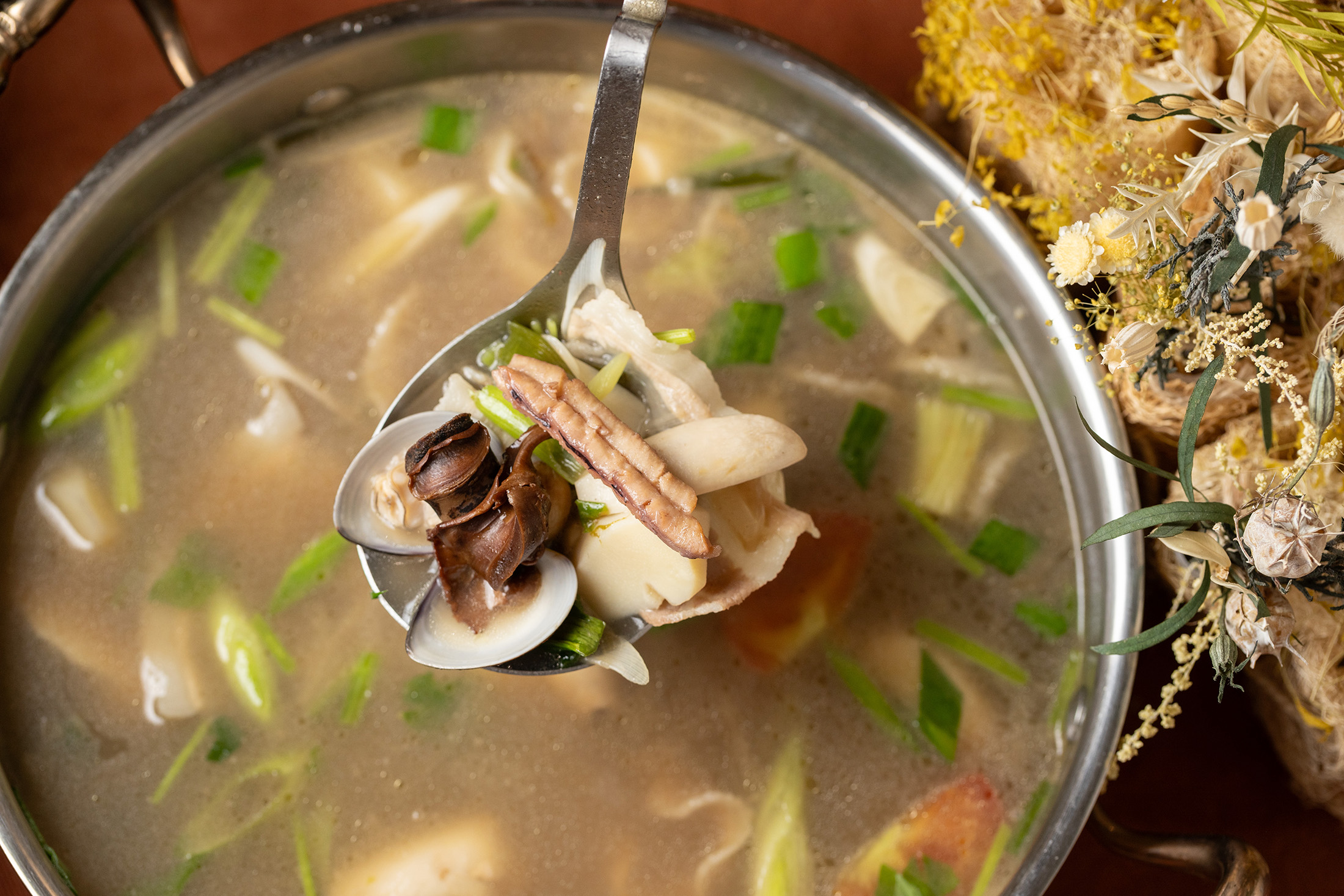 在念念餐桌可以品嘗到改良版「魷魚螺肉蒜」，主廚以芳苑海邊野草熬製湯底，讓湯頭清爽耐喝，巧妙蓋過傳統酒家菜中螺肉的罐頭或腥味。