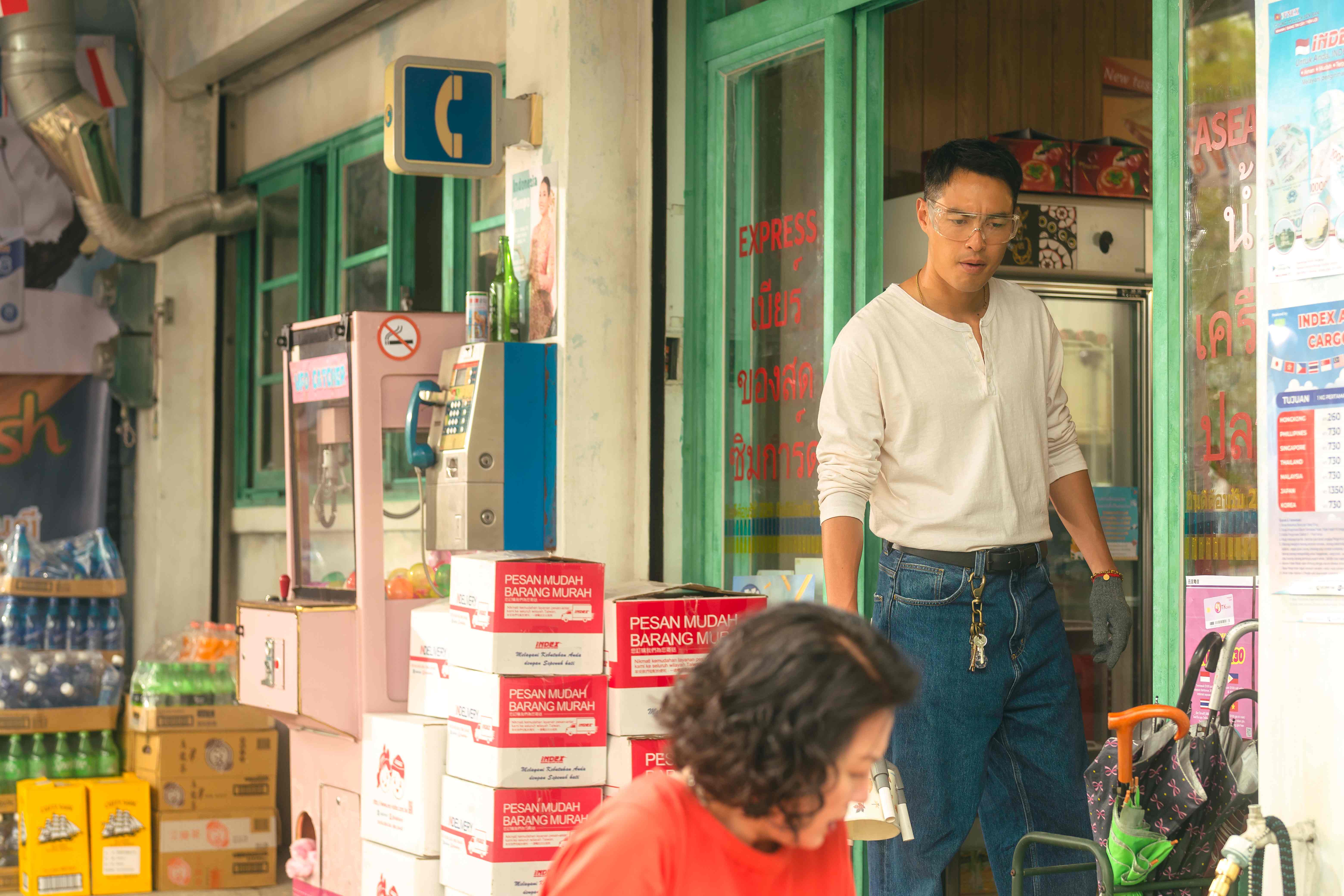 《太太太厲害》最新花絮釋出 楊祐寧（右）和導演互開玩笑，展現好交情（鹿路電影提供）