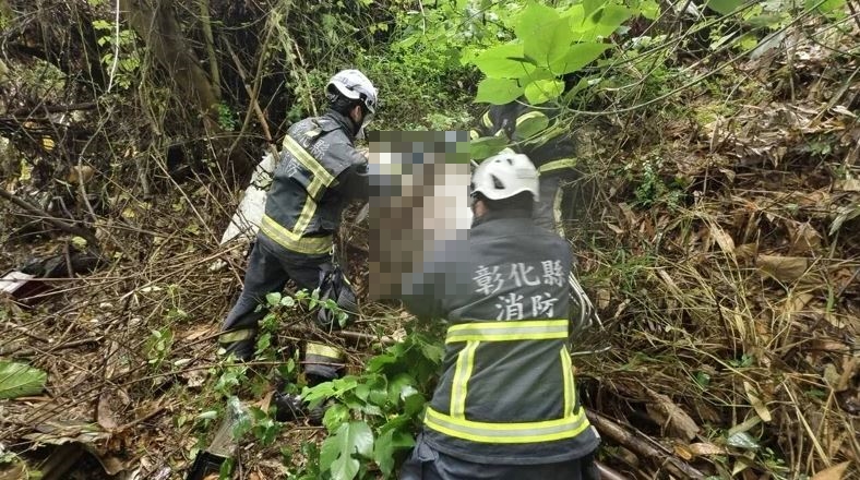 彰化芬園一處荔枝園旁空地被民眾發現可疑包裹,竟是一具遺體。(消防局提供)
