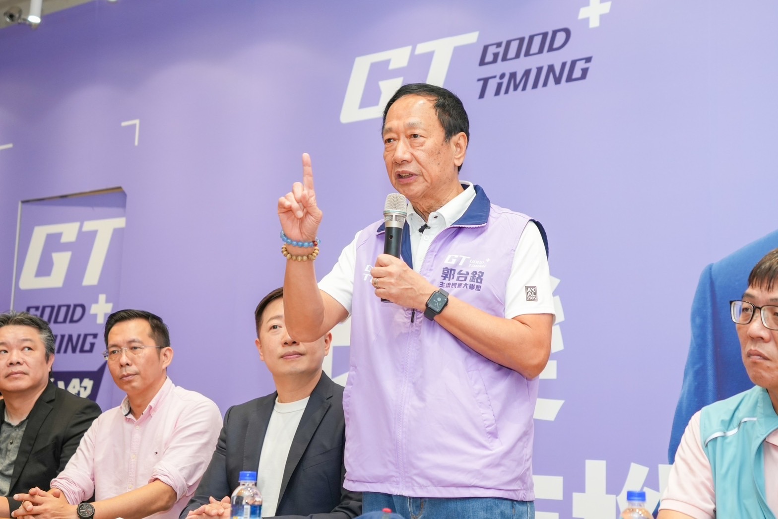 郭台銘今（10日）受訪時老神在在，笑稱撥雲見日的時間還沒到。（郭台銘競選辦公室提供）