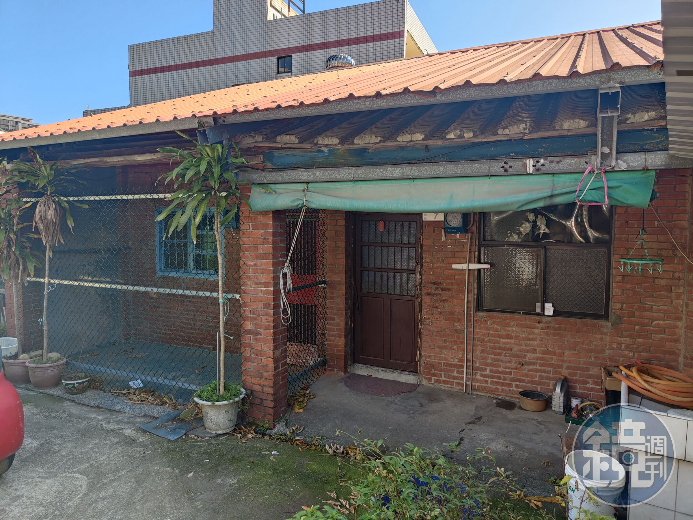 有些住戶因受不了市府壓力已搬遷,屋子則被用鐵絲網圍起。