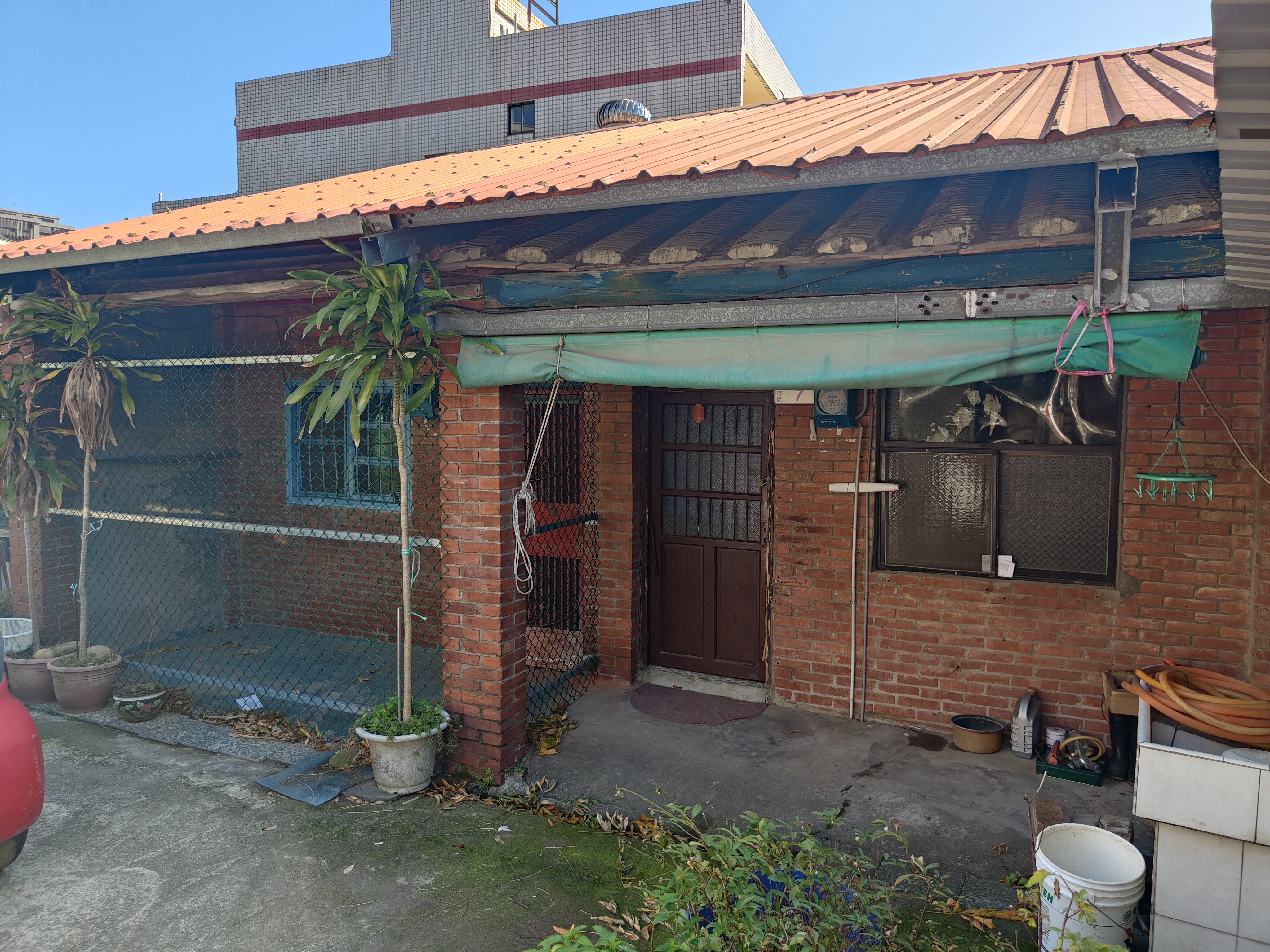 有些住戶因受不了市府壓力已搬遷,屋子則被用鐵絲網圍起。