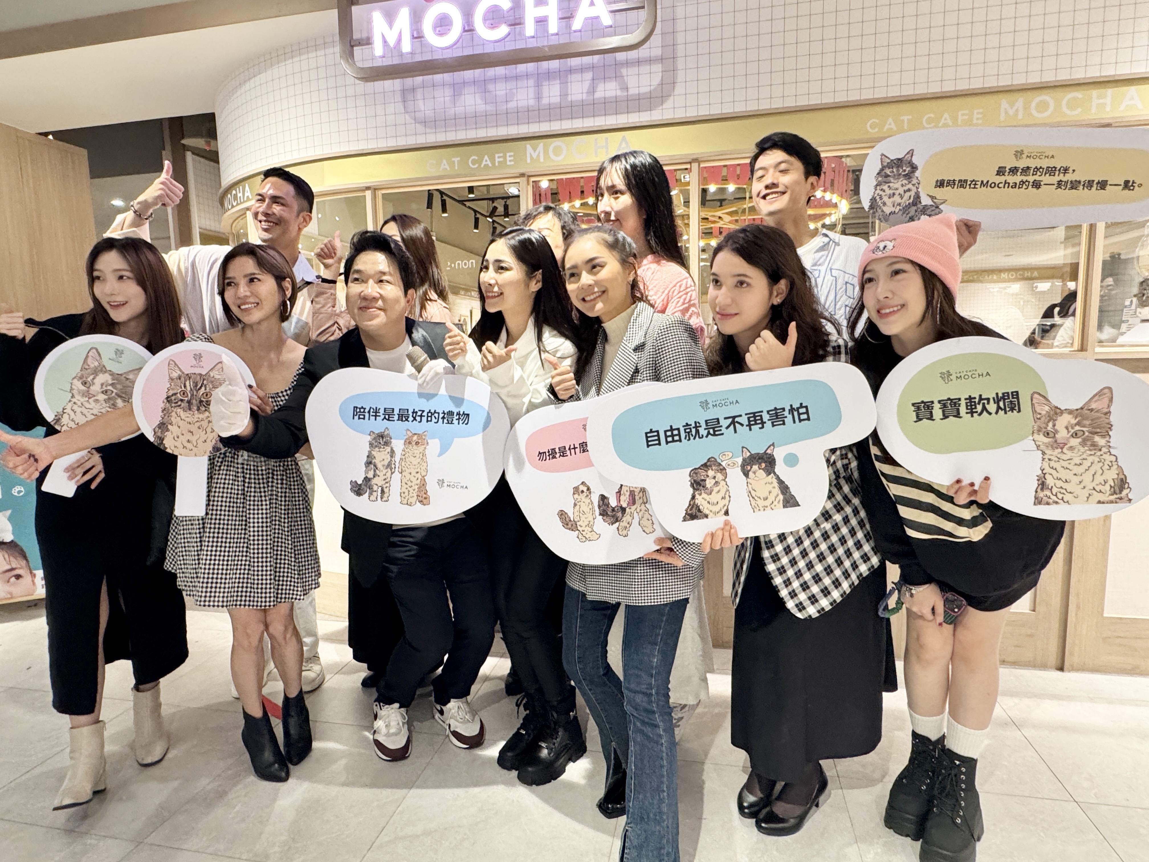 劉爾金（前排左三）和藝人好友分享開幕喜悅。