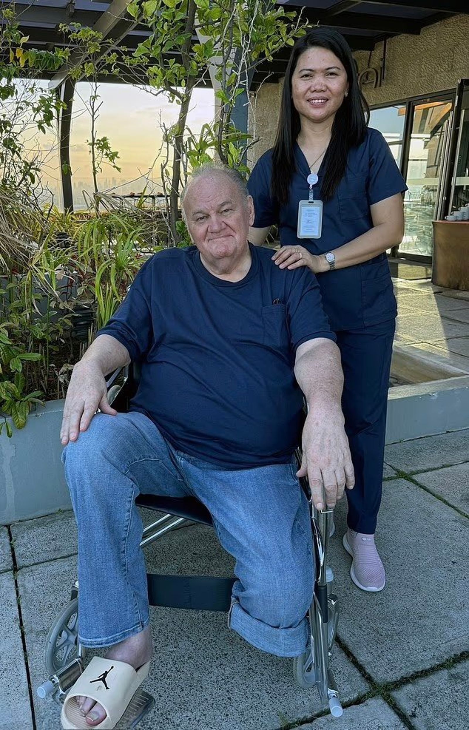 湯瑪斯左腿截肢後，與菲律賓護理師里歐卡內多談戀愛，表示自己很幸福。（翻攝X@HouseOfVanity88）