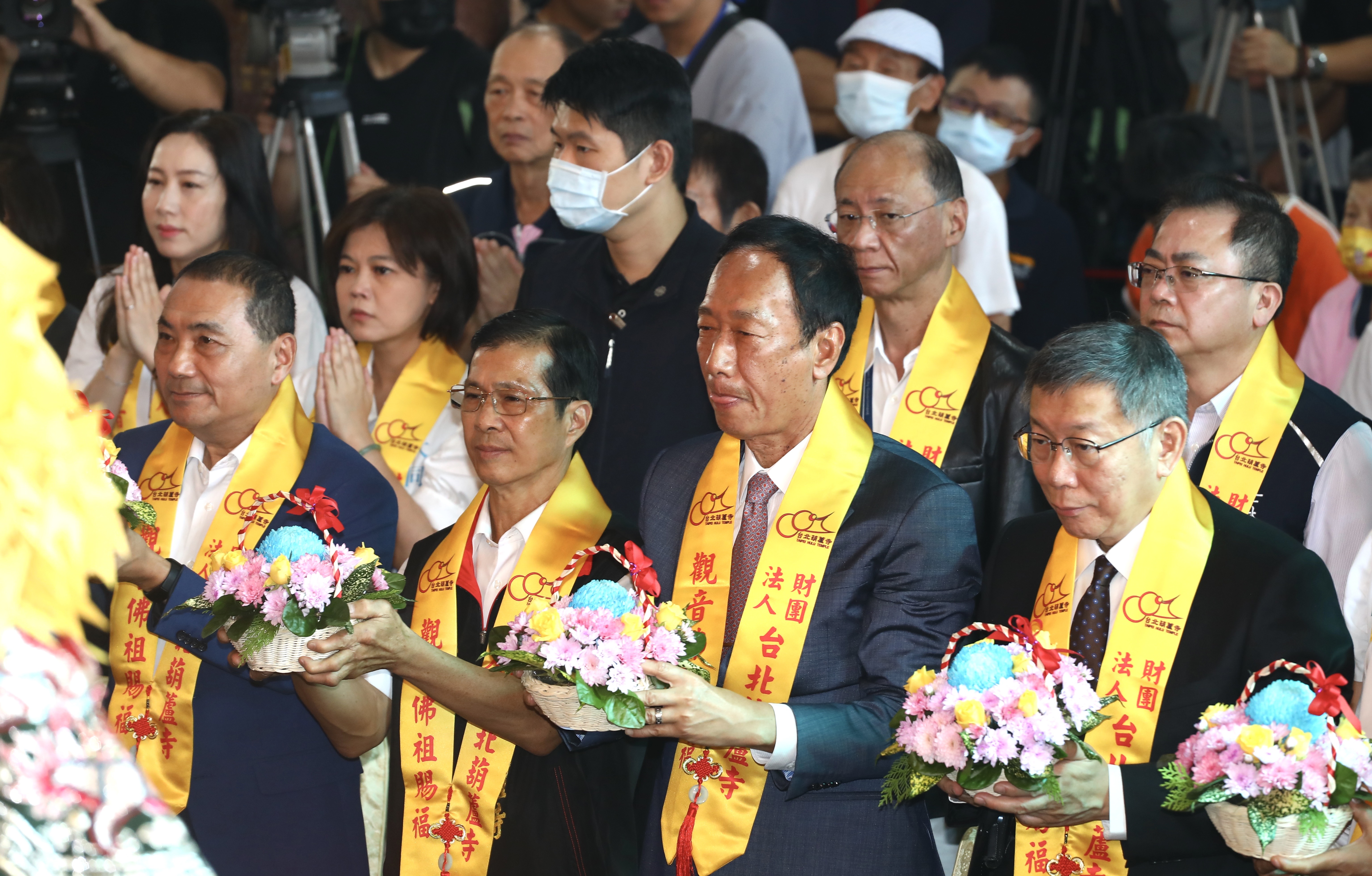 針對藍白合，侯友宜（前排左1）上午稱「火車過站就不等人」，下午突然在臉書向柯文哲（前排右1）溫情喊話。