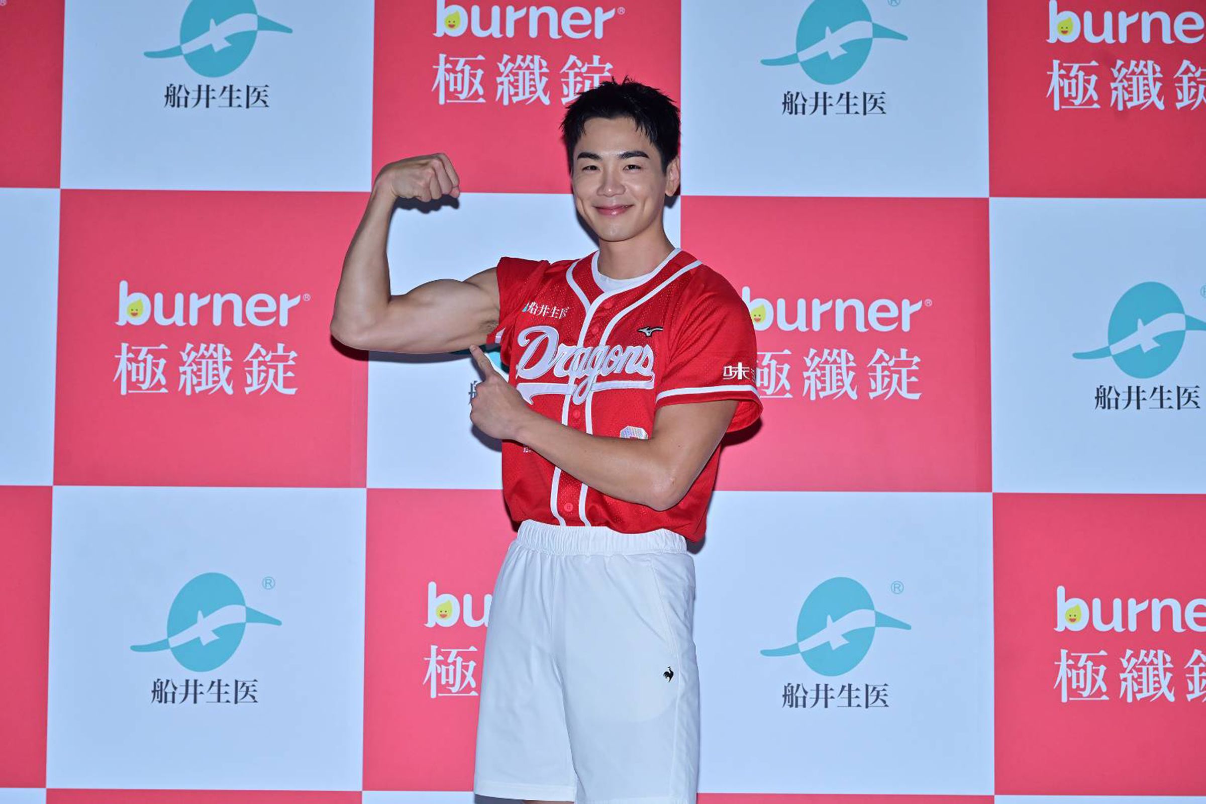 禾浩辰秀出維持身材的成果。船井生醫
