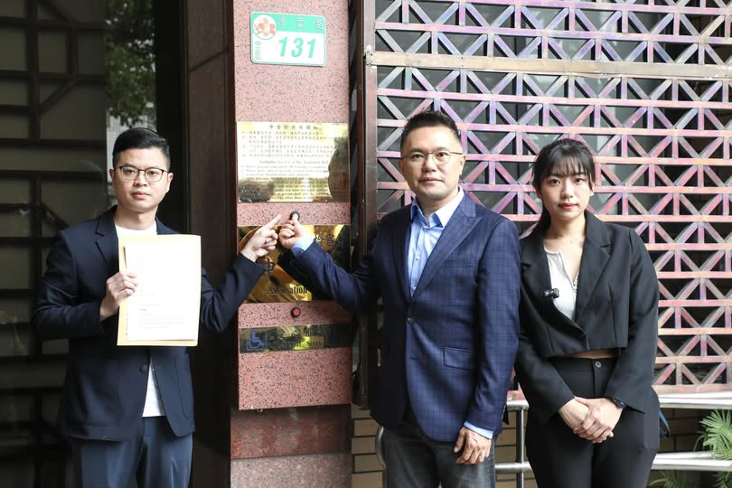 張斯綱與楊智伃、凌濤5月28日前往北檢告發李俊俋。（翻攝張斯綱臉書）