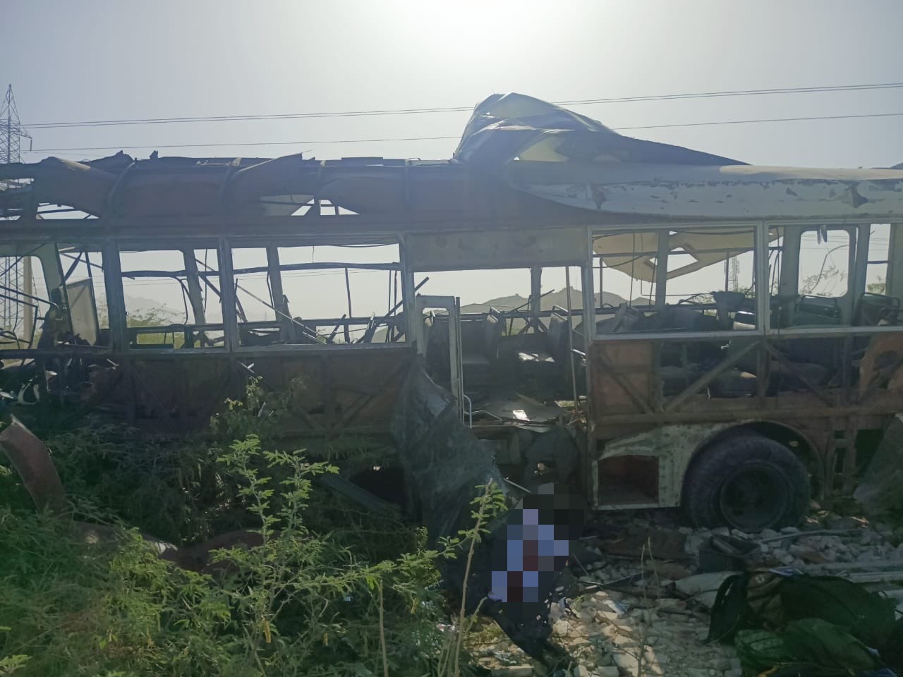 巴基斯坦俾路支省胡茲達爾地區（Khuzdar）今天發生恐攻事件，一輛校車遭到攻擊，至少釀成5死。（翻攝自X@Dukhtar_E_K）