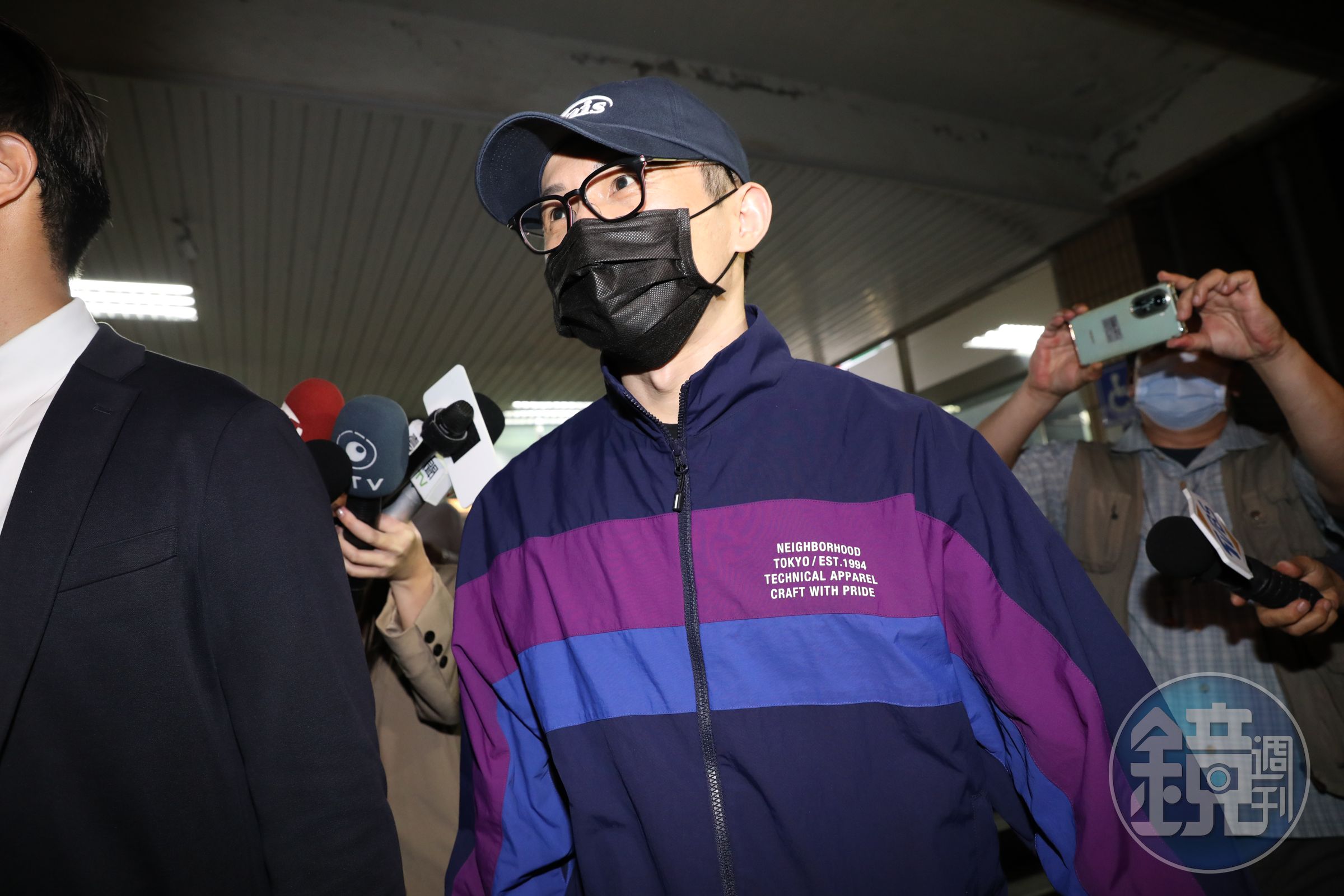 新北地院今(8日)認為已無羈押必要,裁定郭哲敏5,000萬元交保,郭隨後離開法院。