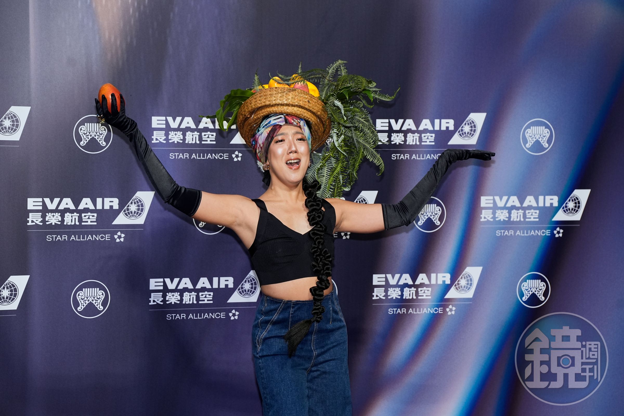 李竺芯頂著水果籃造型出席金曲獎,笑曝「芒果兩顆買了約100元,是外銷等級的喔。」
