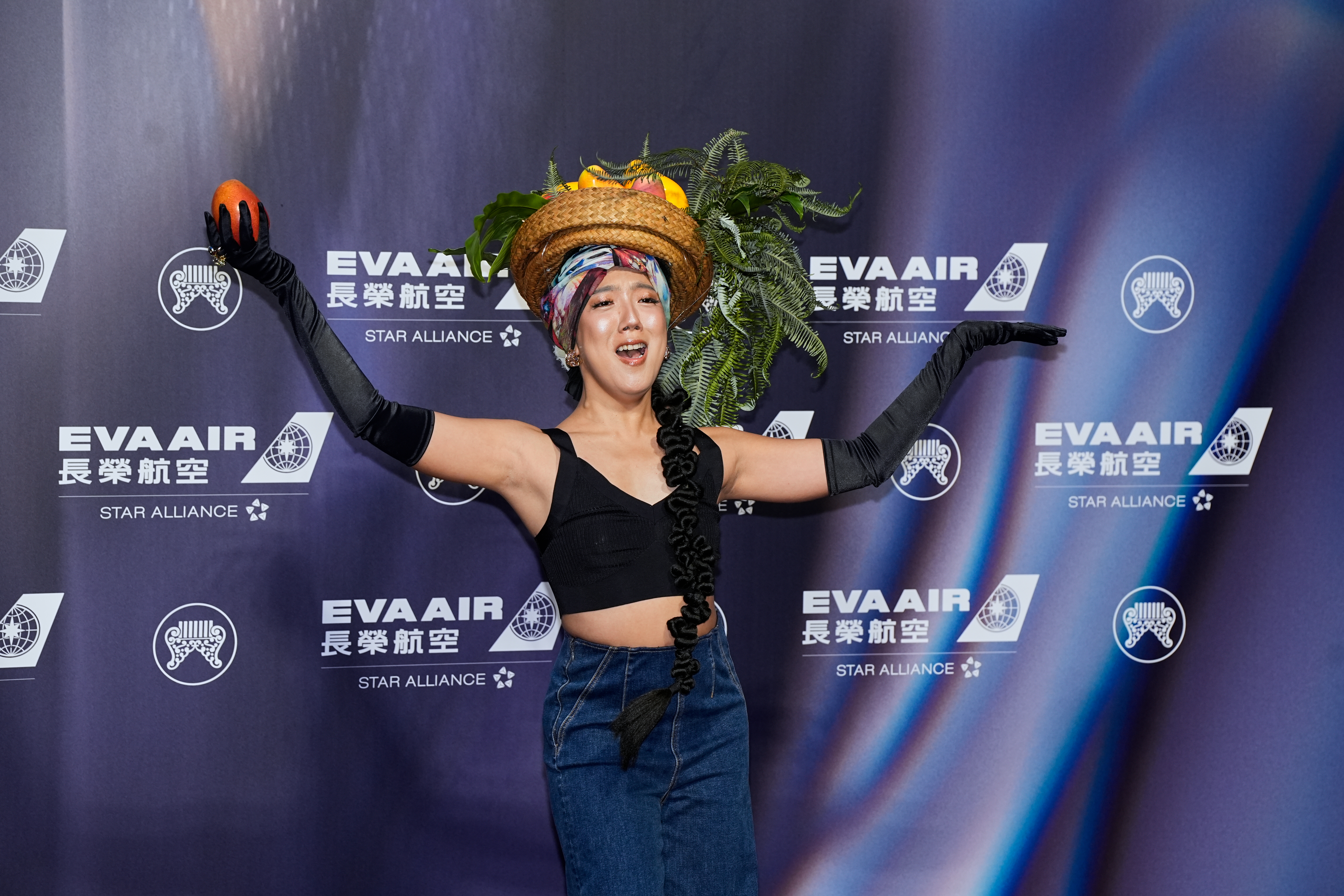 李竺芯頂著水果籃造型出席金曲獎，笑曝「芒果兩顆買了約100元，是外銷等級的喔。」