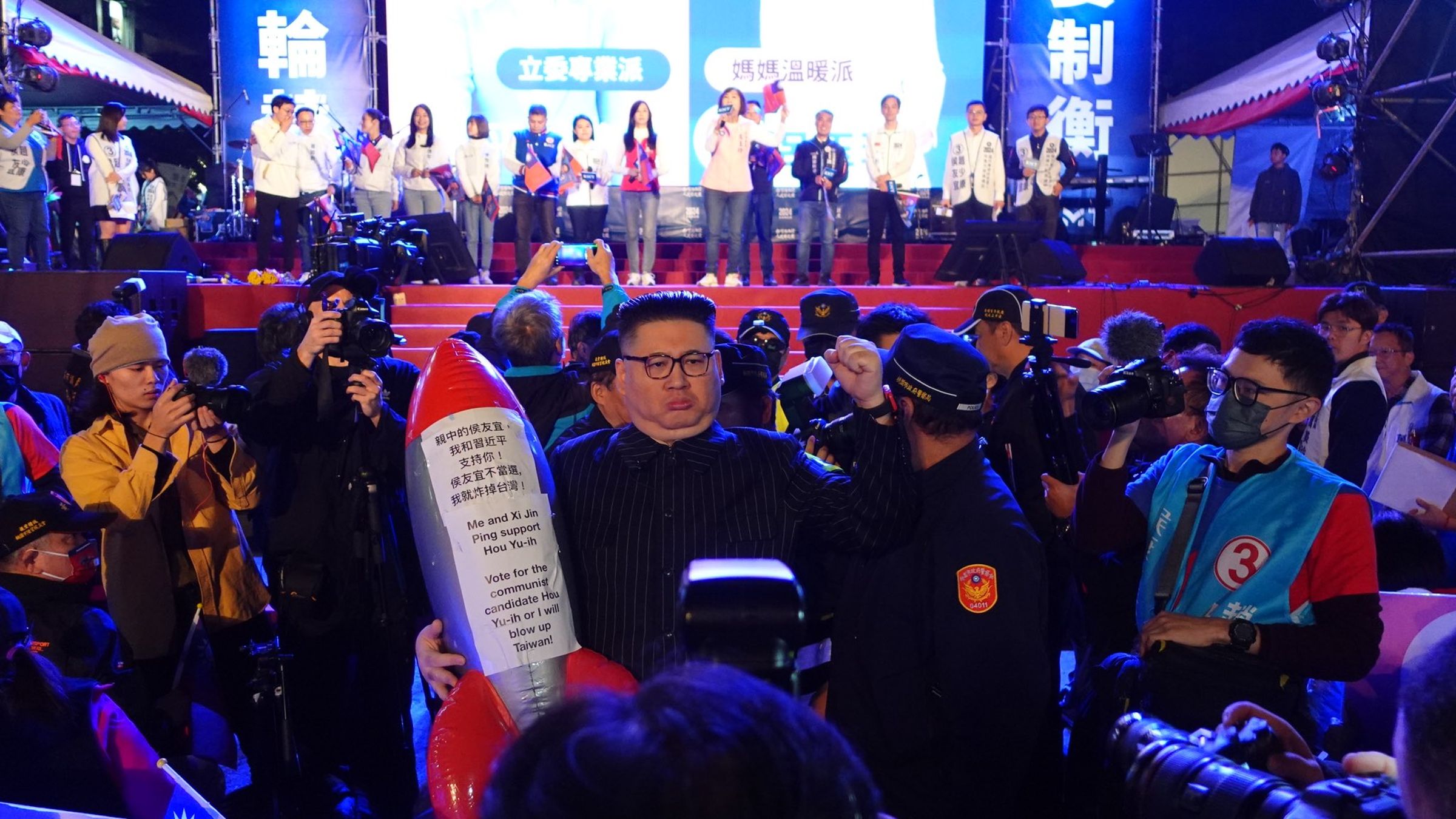 喜劇演員模仿金正恩出現在侯友宜的造勢活動,沒想到照片卻被《彭博》誤認成本尊。(翻攝自X @KimJongUnDouble)