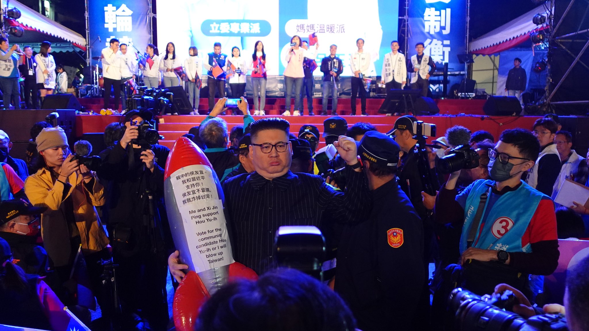 喜劇演員模仿金正恩出現在侯友宜的造勢活動，沒想到照片卻被《彭博》誤認成本尊。（翻攝自X @KimJongUnDouble）