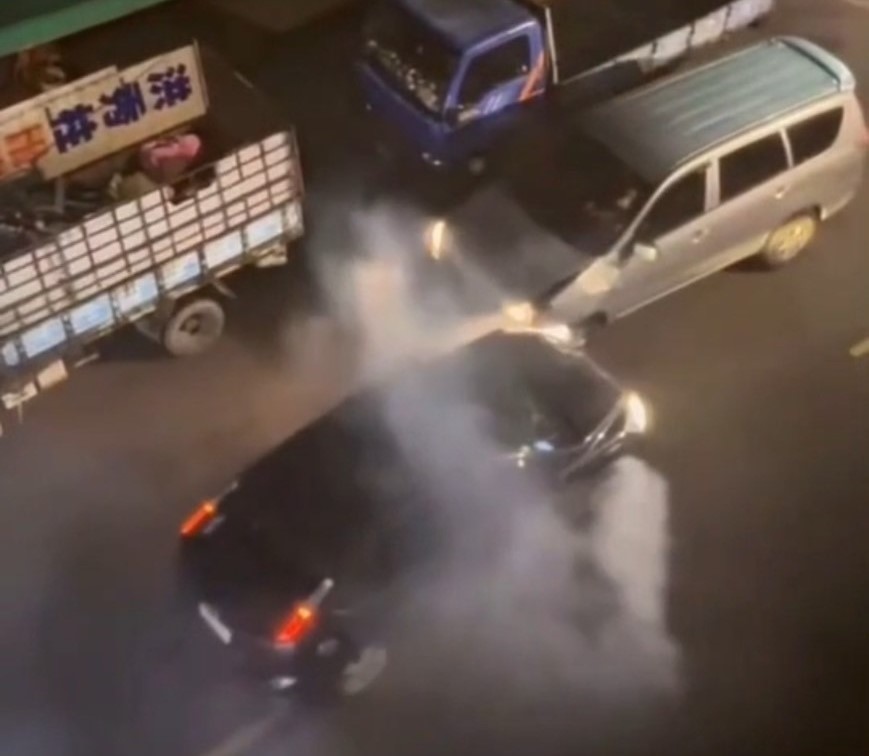 肇事駕駛逆向撞上對向廂型車，2車對峙僵持，場面嚇人。（翻攝畫面）