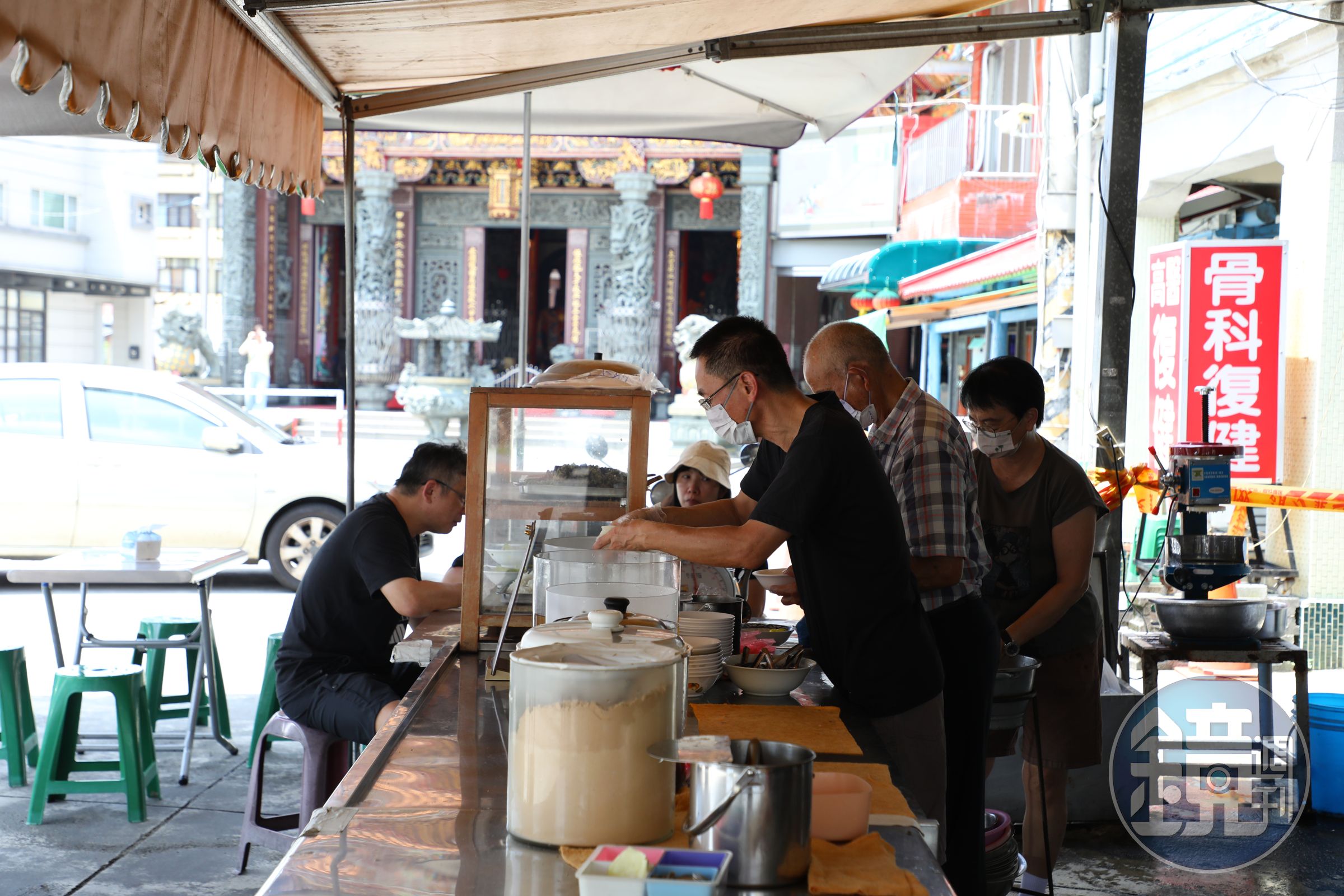 毛老闆一開店,便手不停地舀冰盛料,非常忙碌。