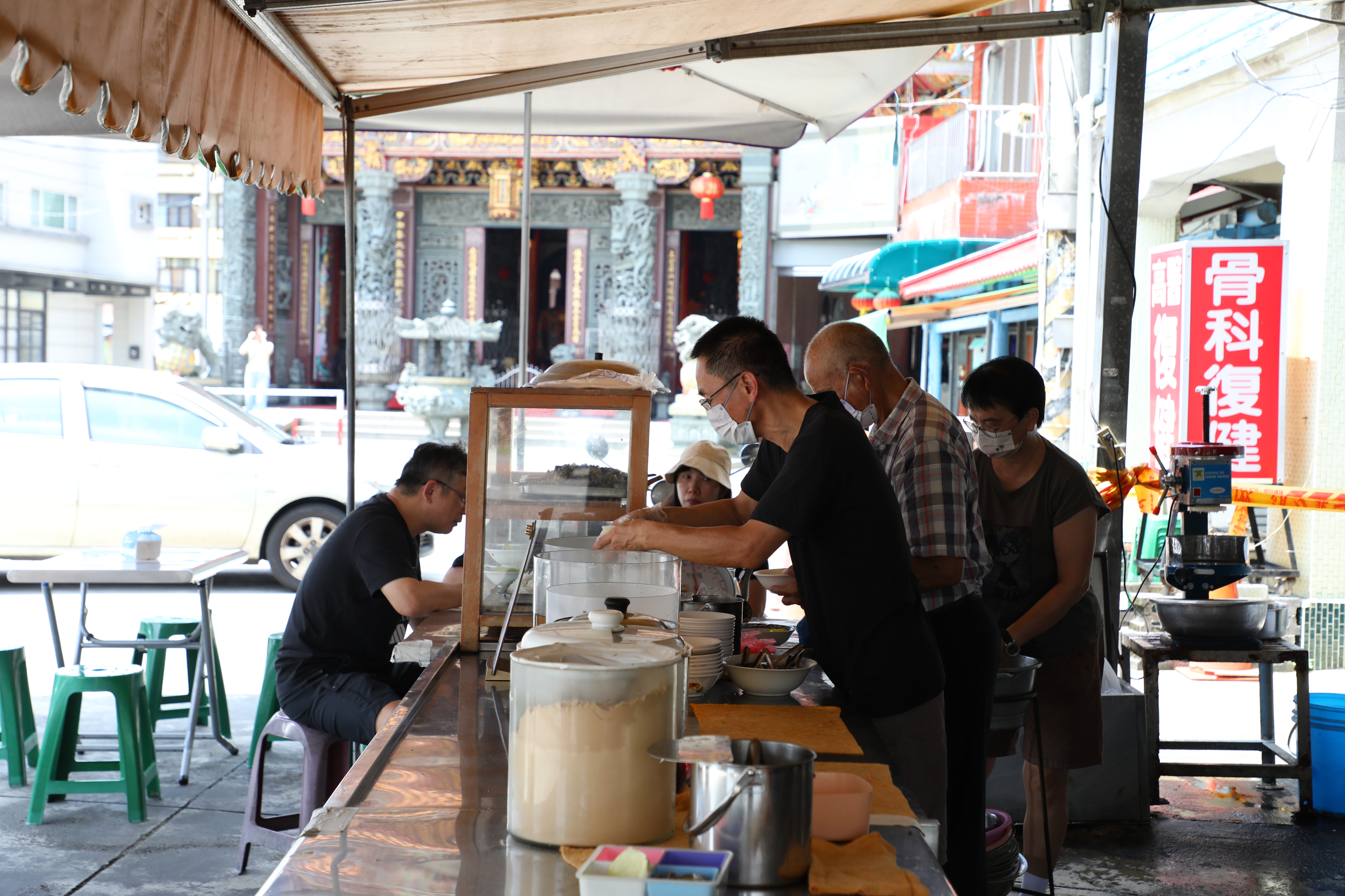 毛老闆一開店，便手不停地舀冰盛料，非常忙碌。