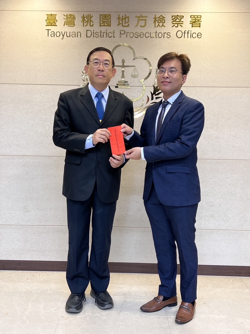 檢察總長邢泰釗親赴桃檢肯定專案小組查扣大選百萬賭金並押2組頭,還補助選舉經費嘉勉團隊。(最高檢提供)