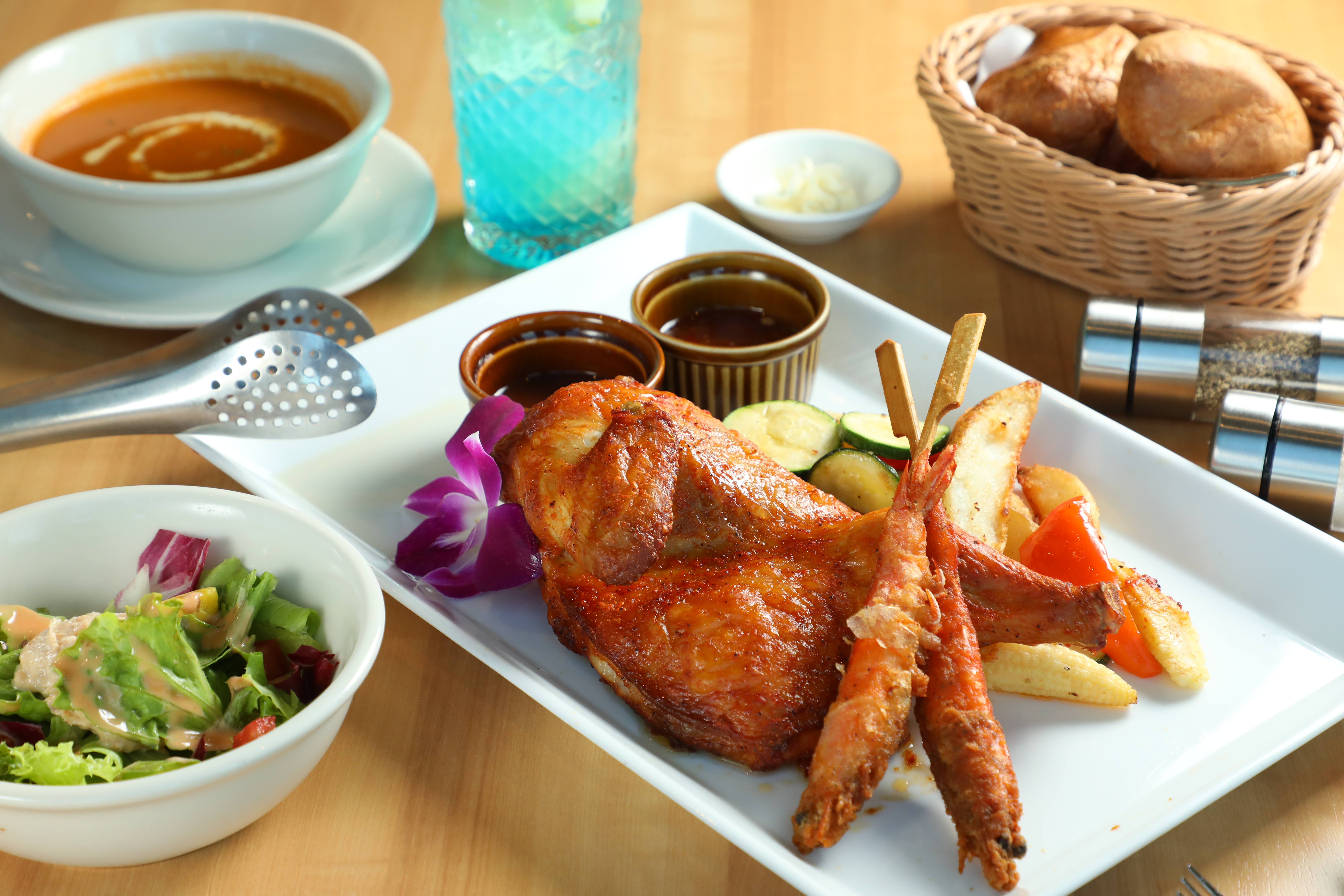 帶有煙燻香氣的「夏威夷風Huli Huli烤半雞&酥炸軟殼蝦」適合2至3人分食。(450元/份)