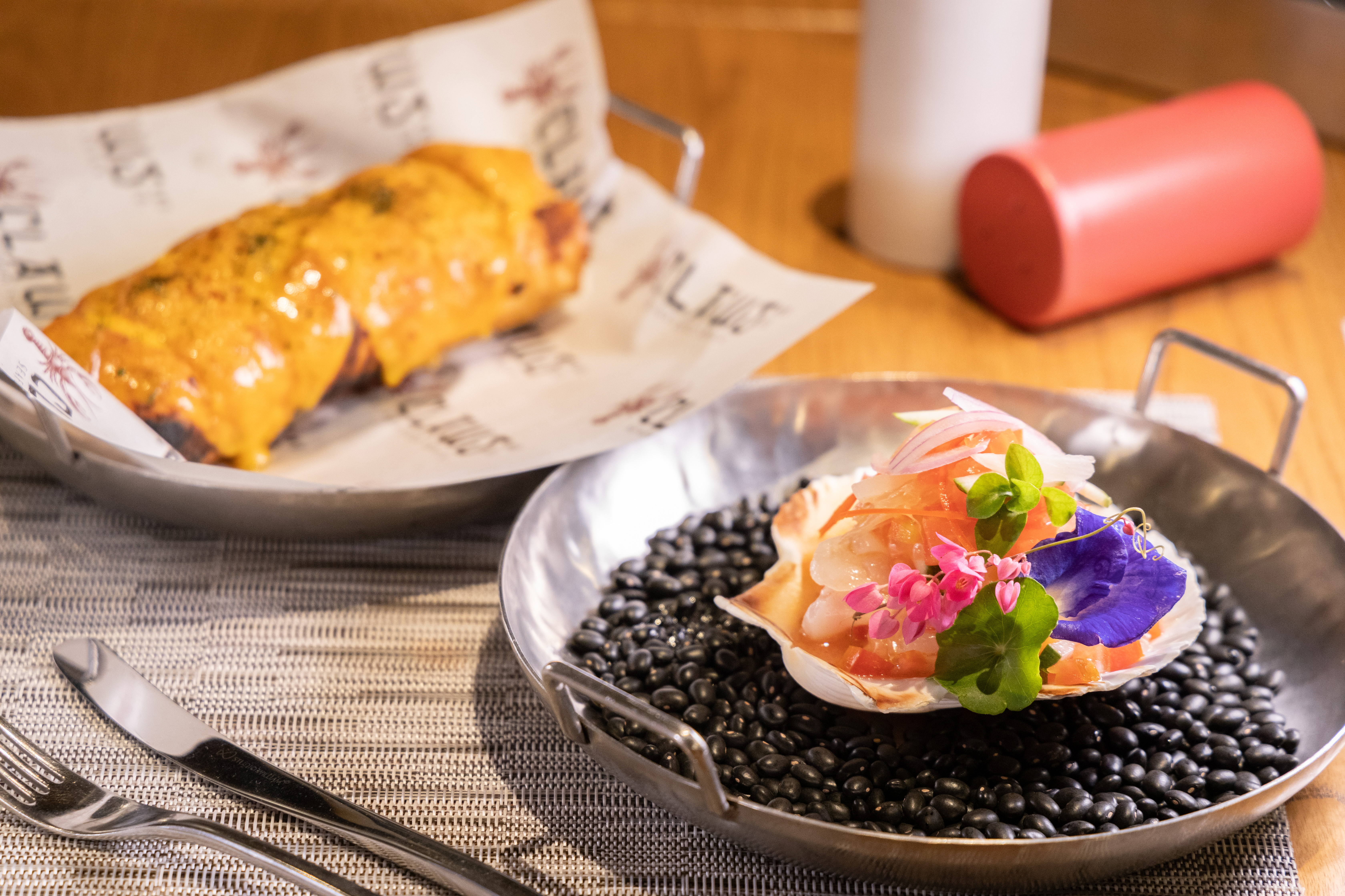 前菜選擇頗多，除了生蠔，我還鍾愛以檸檬汁醃漬的「Scallop Ceviche」，扇貝口感清爽。（420泰銖／份，約NT$384）