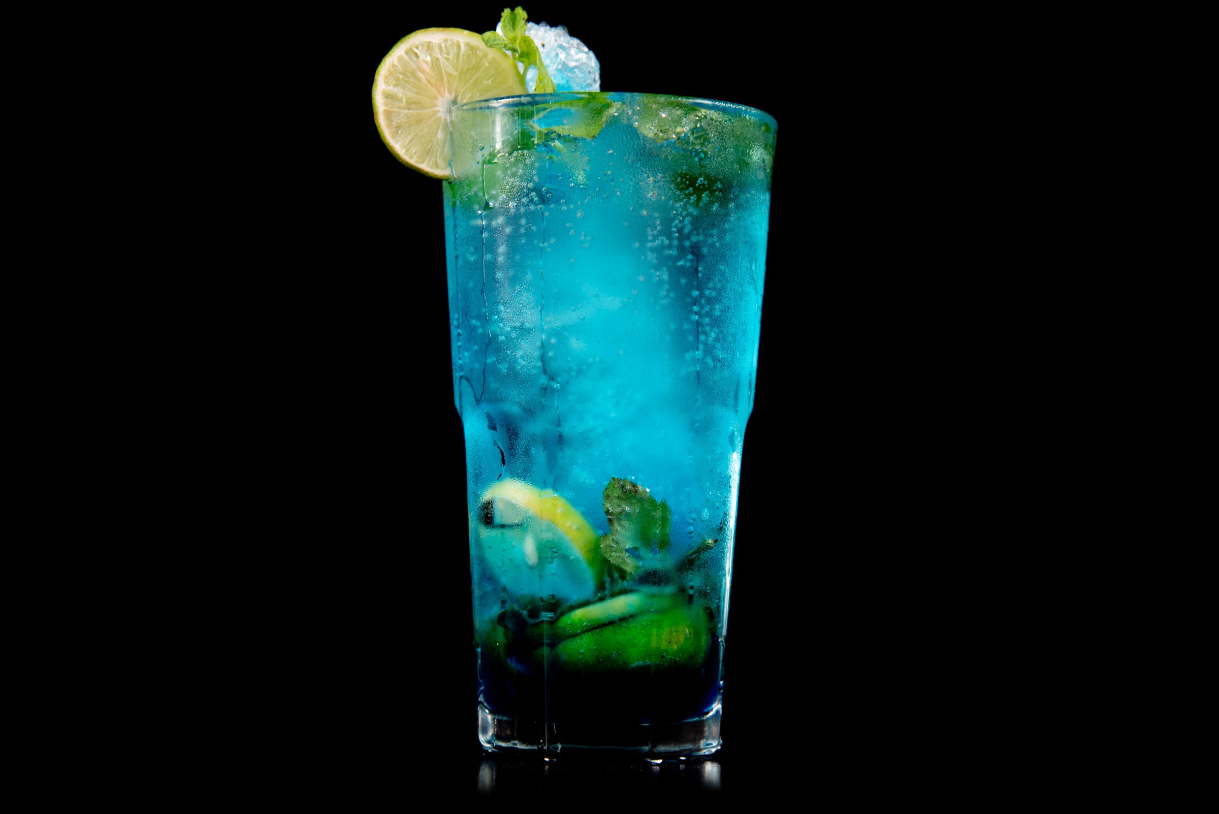 南韓一名小孩喝完咖啡店內的藍色飲料後,隔天排便竟變成藍色。(示意圖,unsplash)