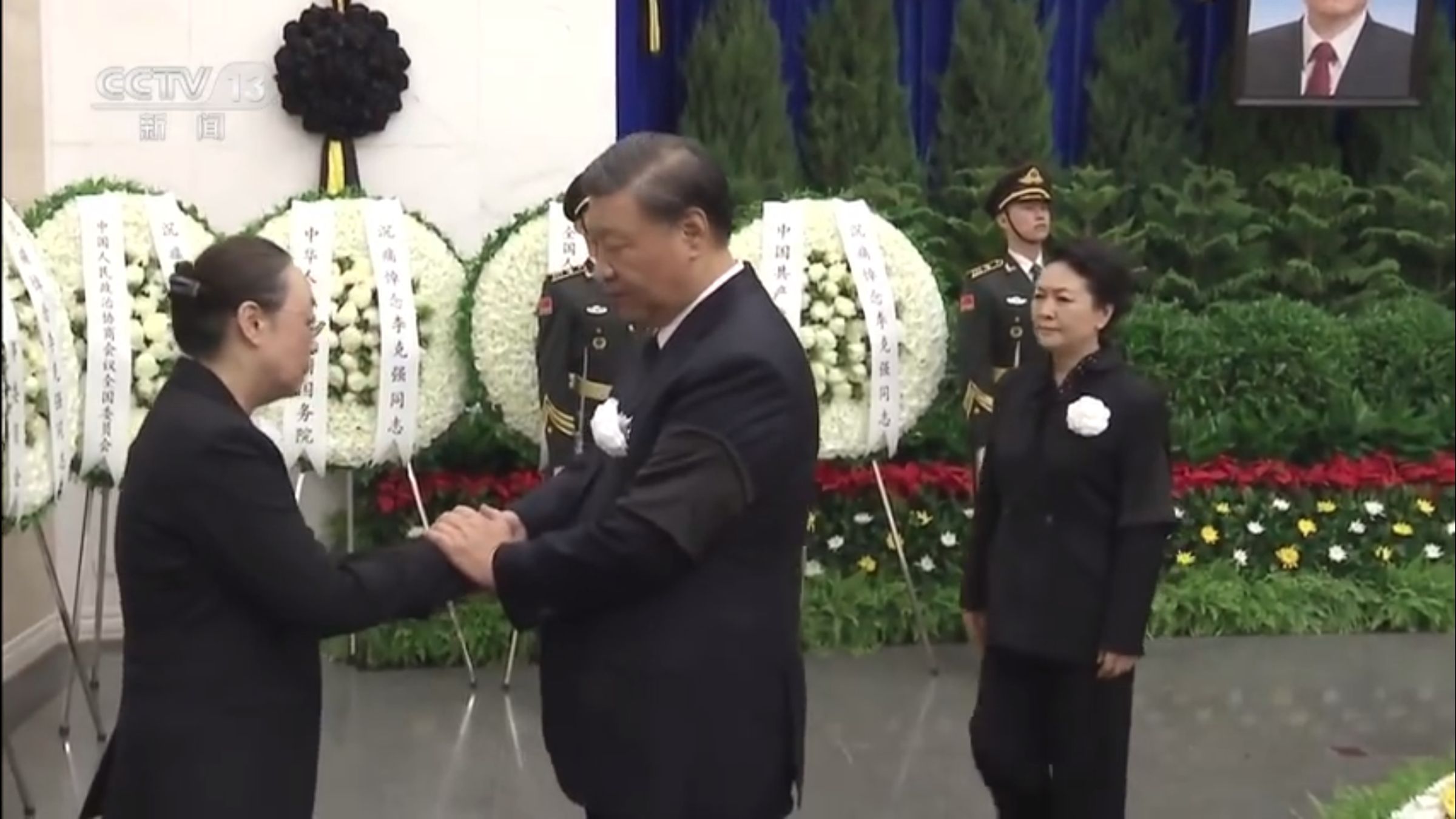 習近平現身李克強靈堂，與李克強遺孀握手表達慰問。（翻攝自微博）