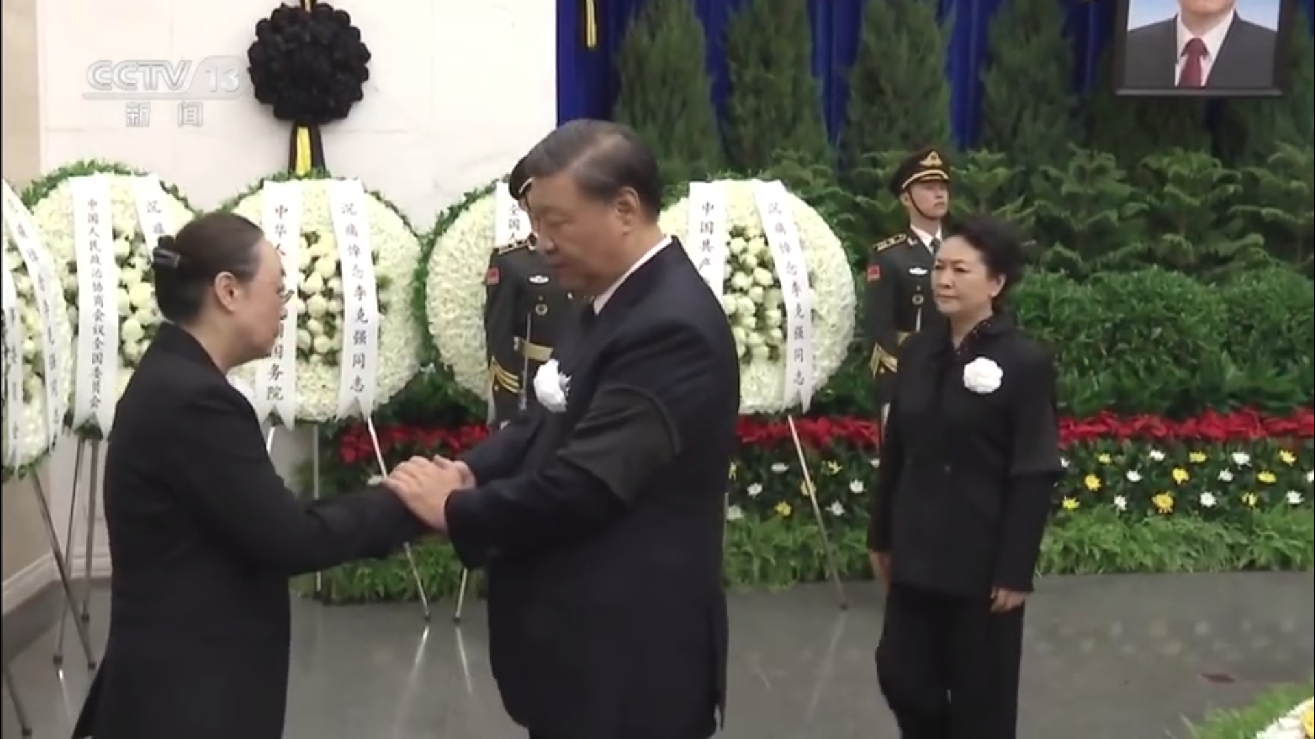 習近平現身李克強靈堂，與李克強遺孀握手表達慰問。（翻攝自微博）