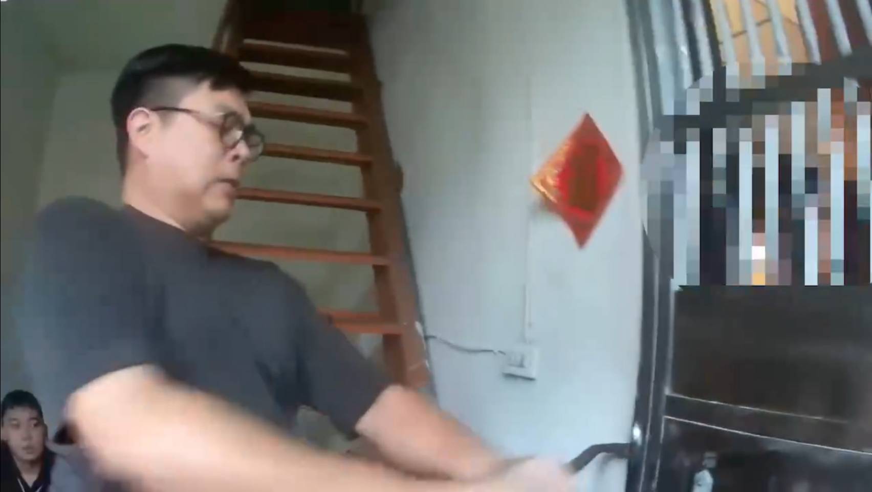 警方至市民大道八段一處老舊公寓破門攻堅，起獲喪屍菸彈分裝場。（翻攝畫面）