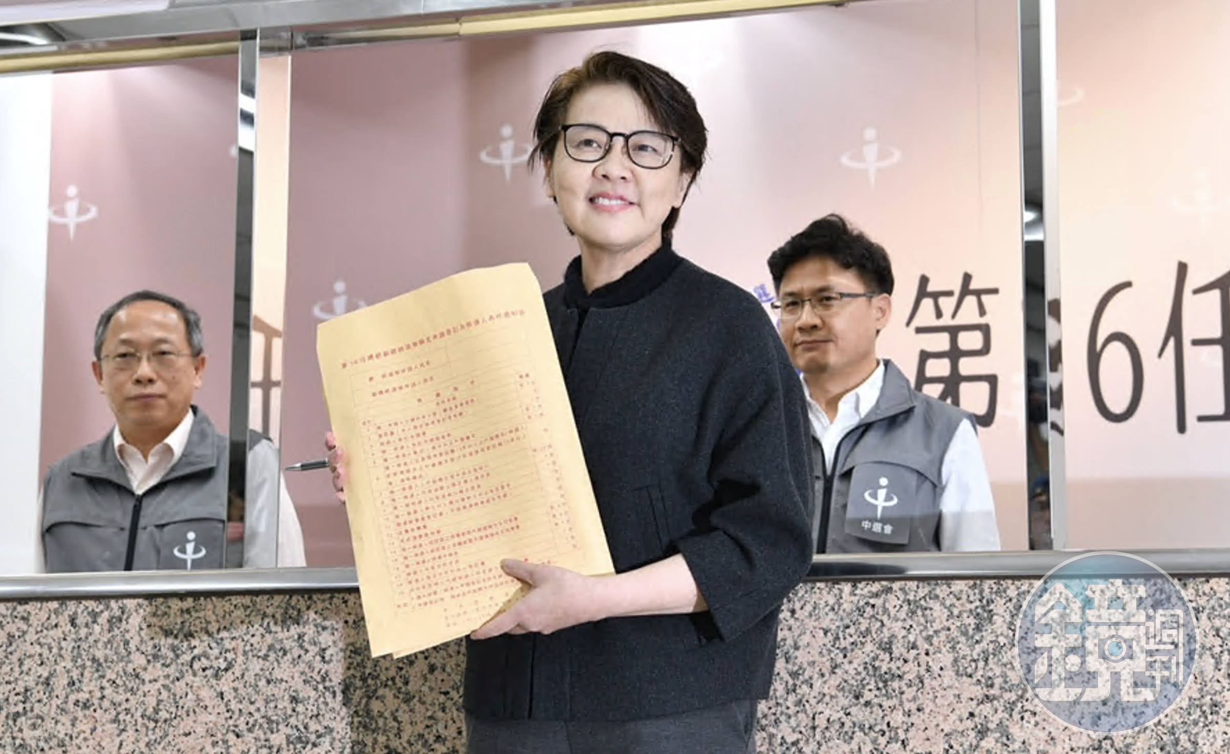 黃珊珊今代表柯文哲到中選會領表。