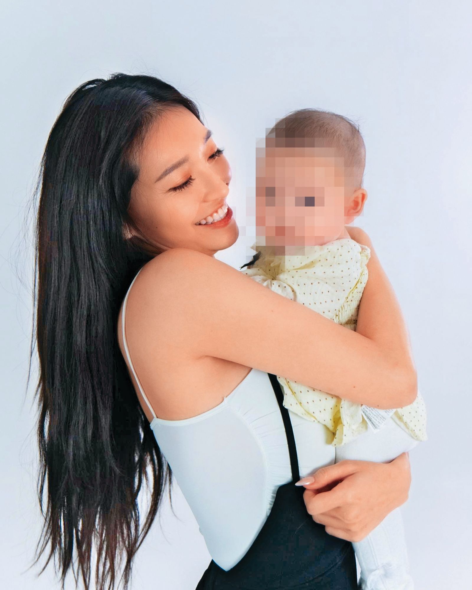 祈錦鈅婚後產女，近日開外拍團被嫌是出來賺奶粉錢。（翻攝自祈錦鈅IG）