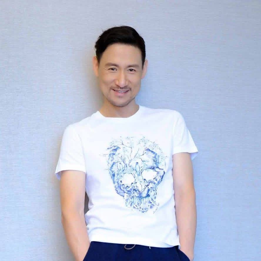 張學友在王家衛電影《旺角卡門》中，因猙獰表情被網友截圖並惡搞成表情包。（翻攝自張學友臉書）
