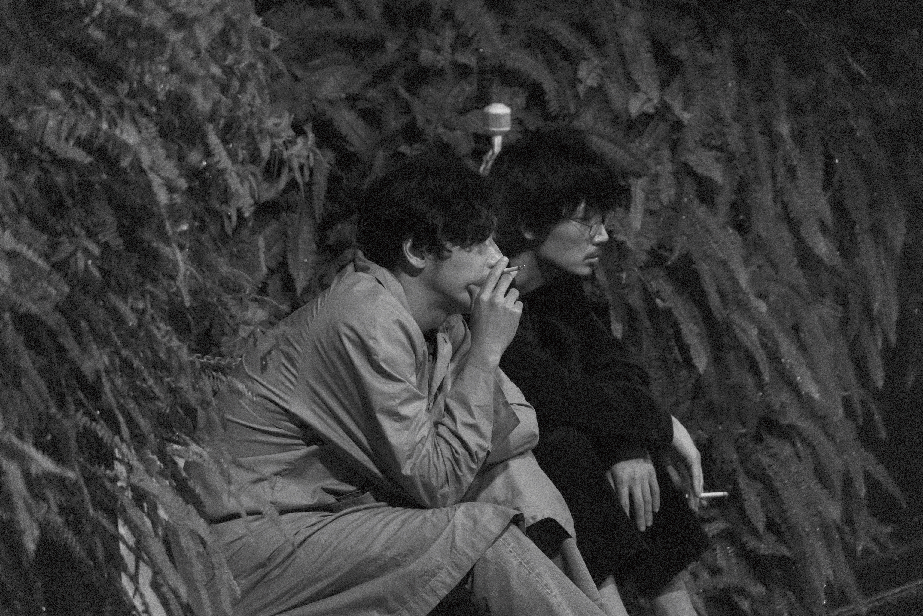 《花腐》綾野剛(右)與柄本佑(左)雖是首度有大量對手戲,但兩人因常關注對方作品在拍攝時覺得很熟悉彼此。(中影國際提供)