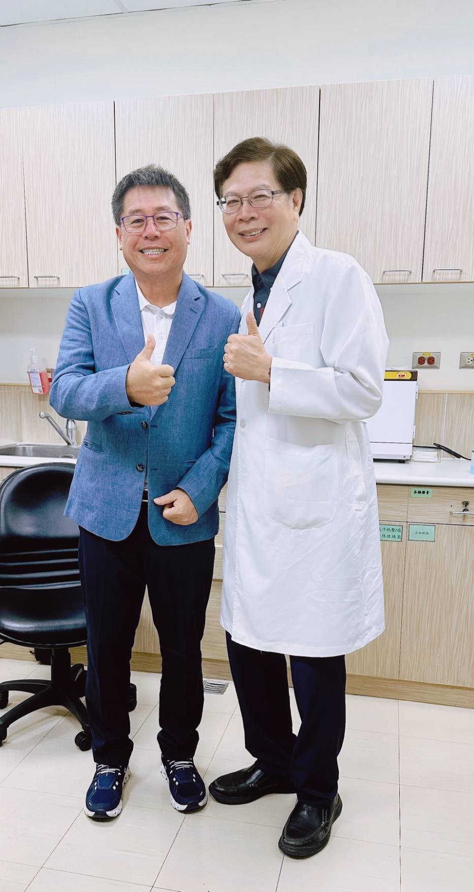 安南醫院院長林聖哲(右)與中國醫藥大學新竹附設醫院院長陳自諒(左)推動跨院區整合醫療模式,打造完整的大腸直腸癌整合照護團隊,提供在地高品質癌症治療。