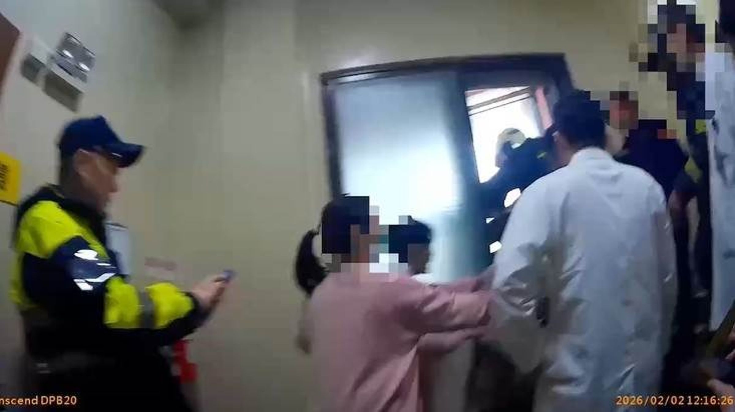 該名男子情緒激動，正躺在6樓的外牆女兒牆旁，處境極其危險，最後由警消人員救下。（翻攝畫面）