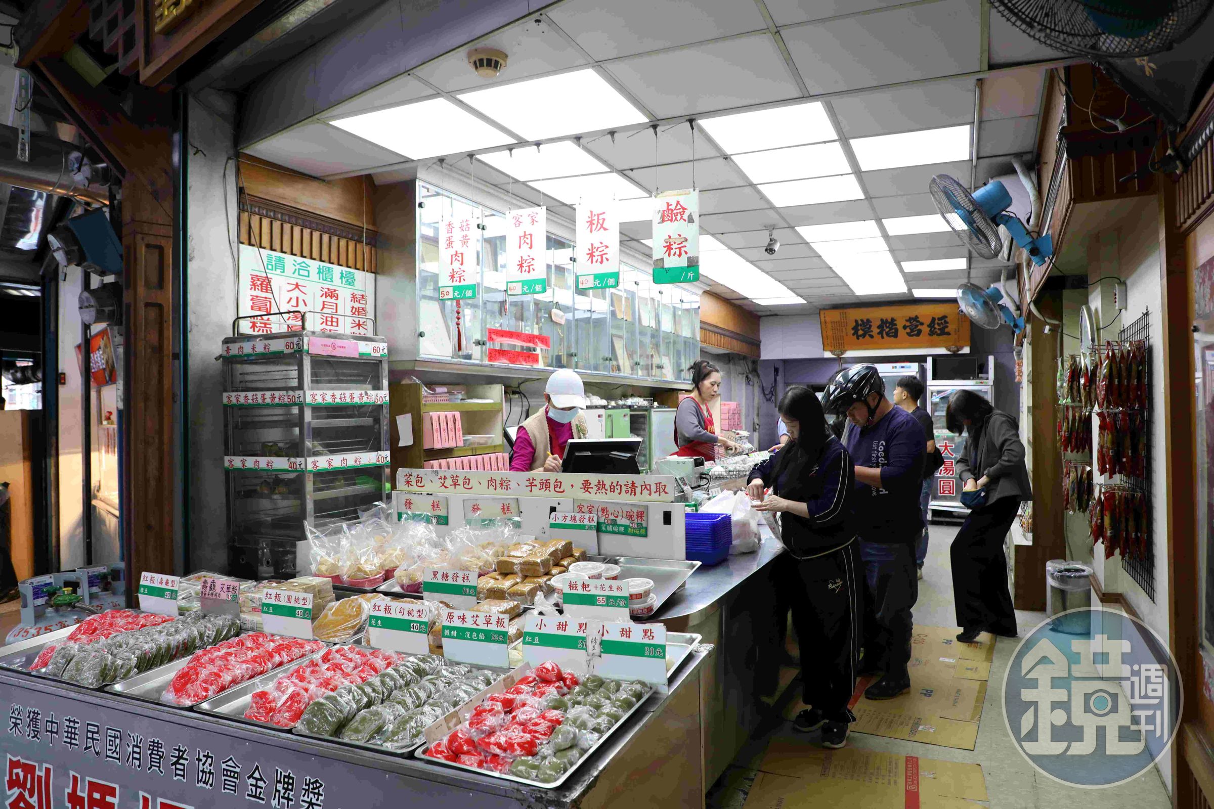 「劉媽媽菜包」販售種類極多的客家米食,24小時不間斷出爐。