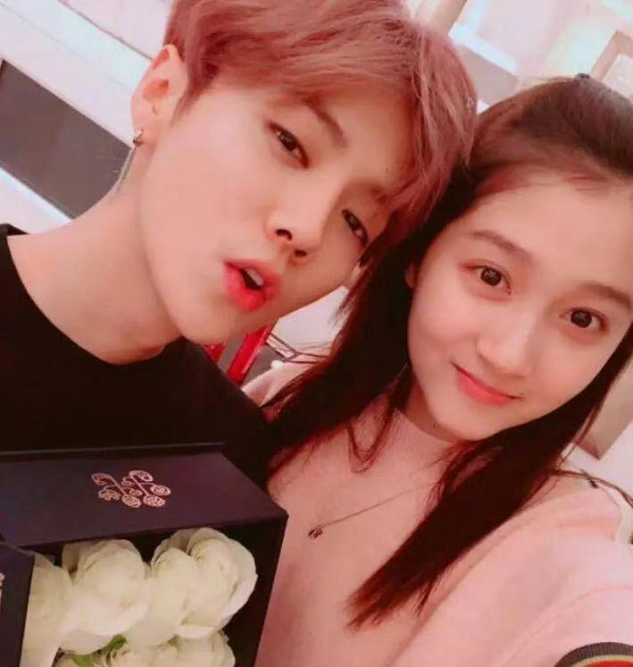 曾是大陸頂流男星的鹿晗，與童星出身的演員女友關曉彤交往８年，去年爆已分手，但至今未曾公開宣布恢單。（微博圖片）