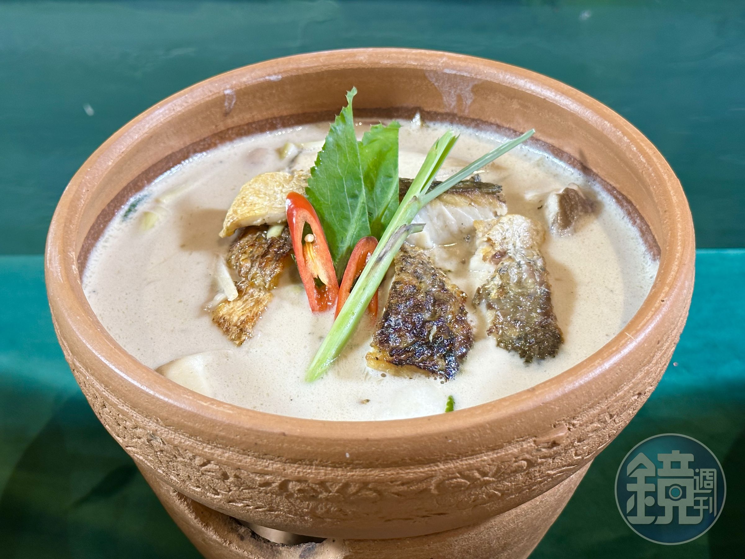 「羅望子椰漿鱸魚」酸味明顯,椰香濃厚,魚肉鮮嫩清甜。(560元/份)