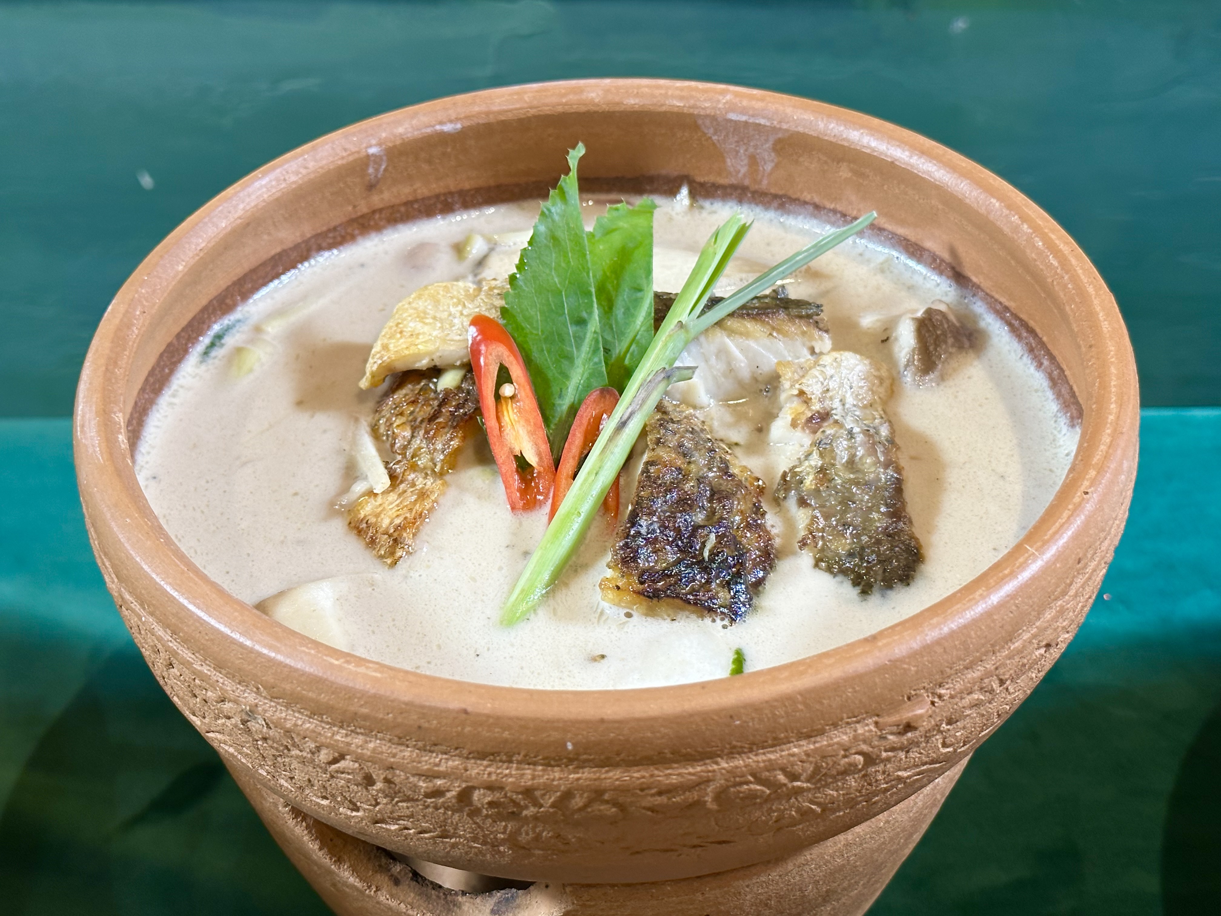 「羅望子椰漿鱸魚」酸味明顯，椰香濃厚，魚肉鮮嫩清甜。（560元／份）