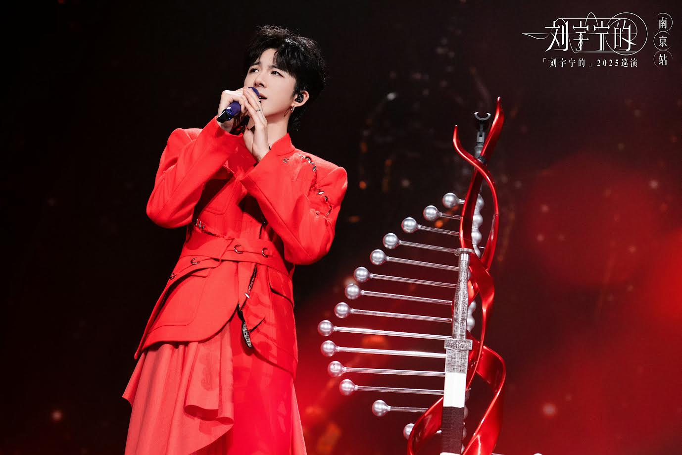 中國大陸男歌手劉宇寧日前在南京開唱，卻發生帶病撐場體力不支，需要暫時離場休息的意外，最後他仍敬業完成演出。（劉宇寧工作室微博）