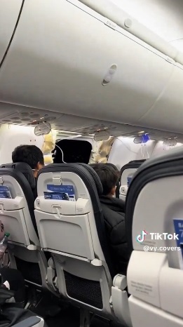 這架飛機在空中機艙整片窗戶脫落，天花板上掛著掉落的氧氣面罩。（翻攝自X）