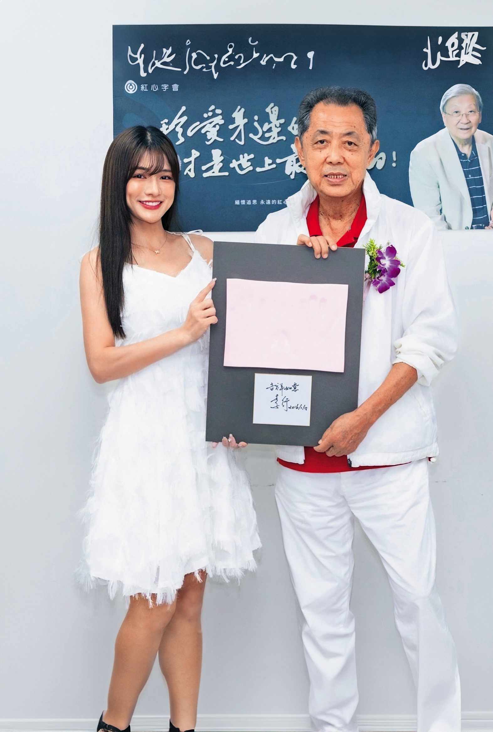 林岱縈(左)闖蕩演藝圈,近日與電影導演朱延平(右)一起出席活動。(翻攝自林岱縈IG)