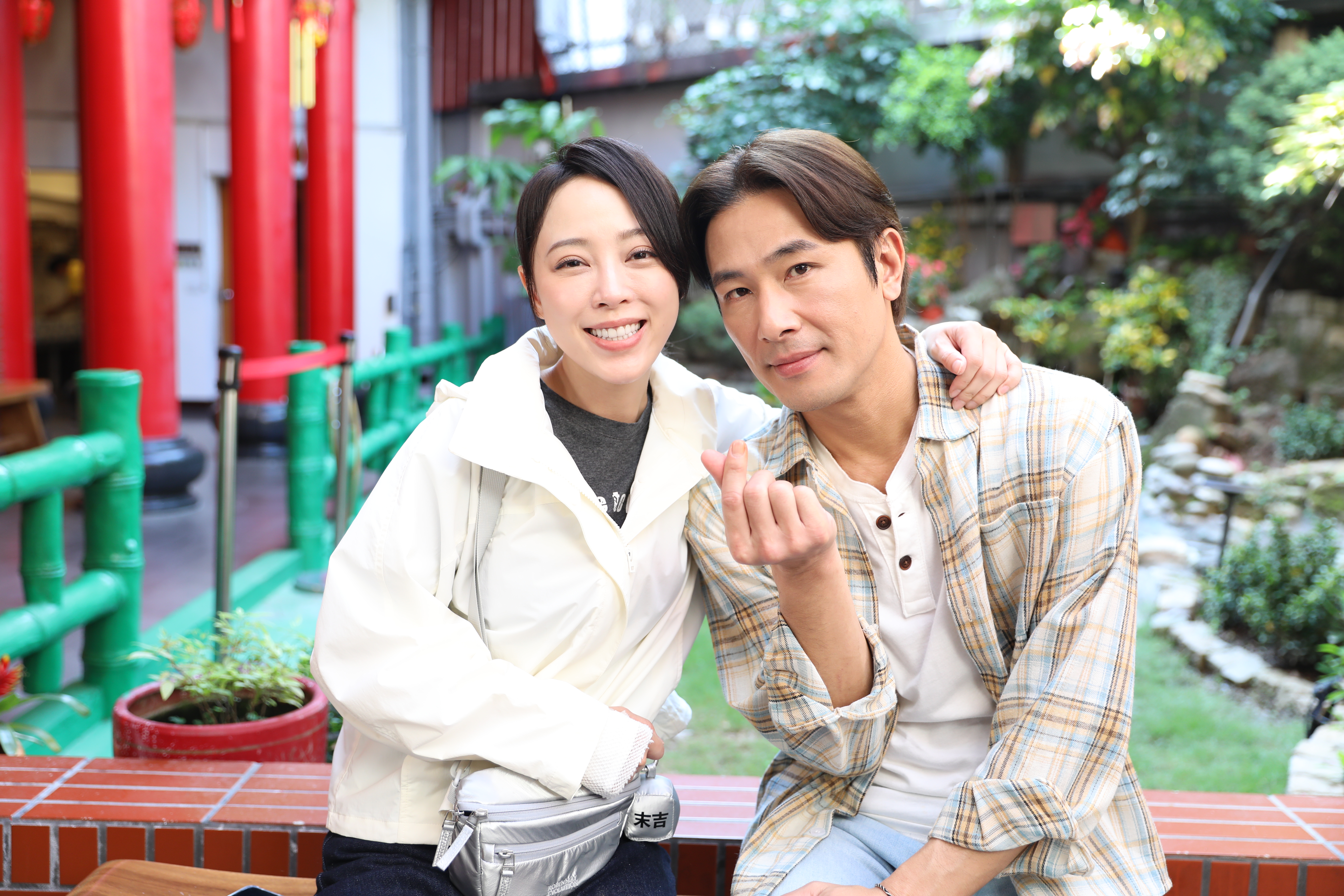 傅子純和勇兔搭檔一冷一熱，頗受觀眾喜愛。（民視提供）
