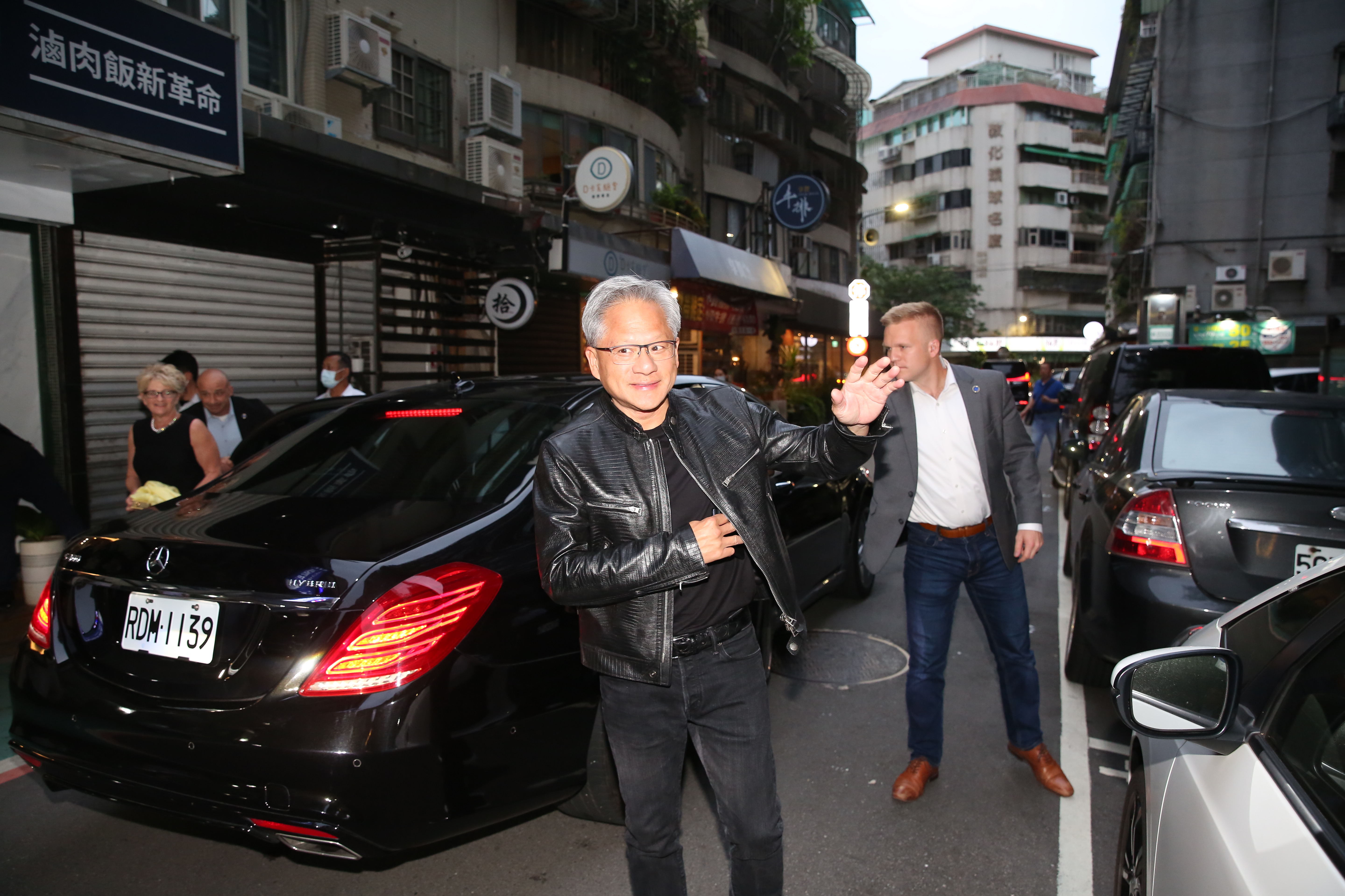 黃仁勳今晚現身廣達董事長林百里的宴會，座上嘉賓身價驚人。